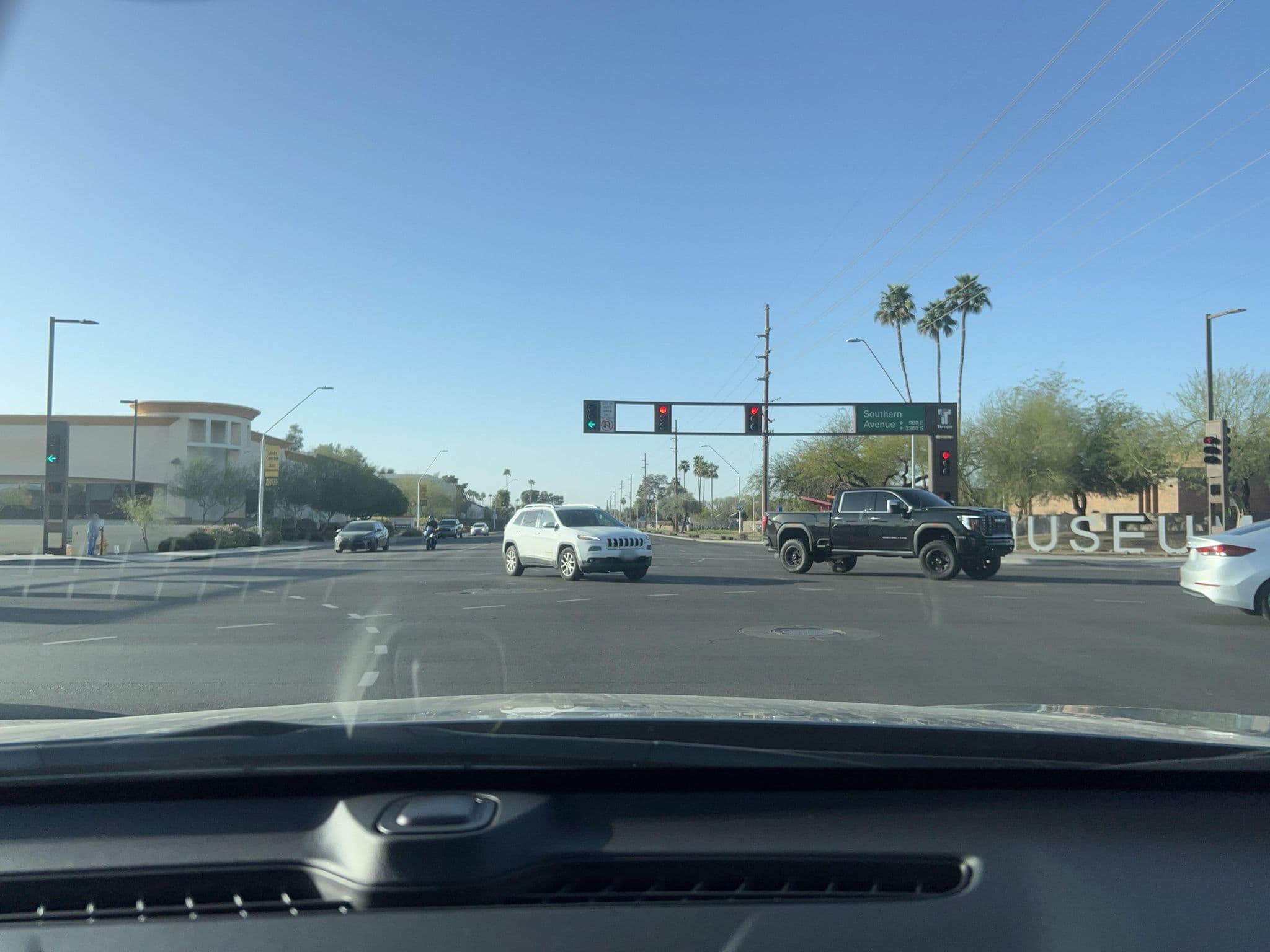 Street view near Wyndem Hotel, Tempe Junction — © whitecotton (CC BY-SA · Mapillary)