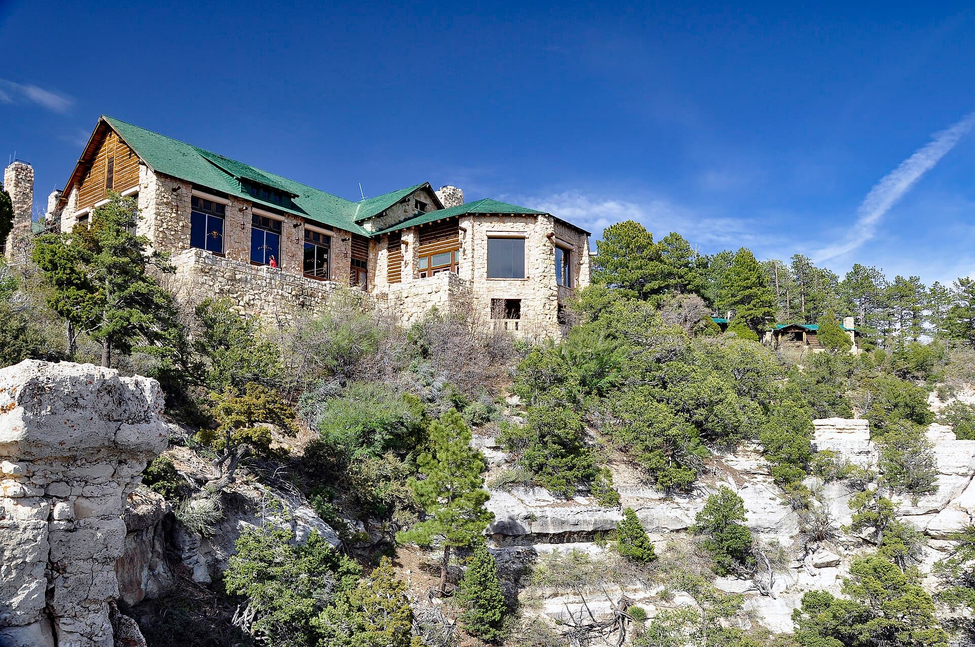 Grand Canyon Lodge (via Wikimedia Commons, CC BY 4.0)