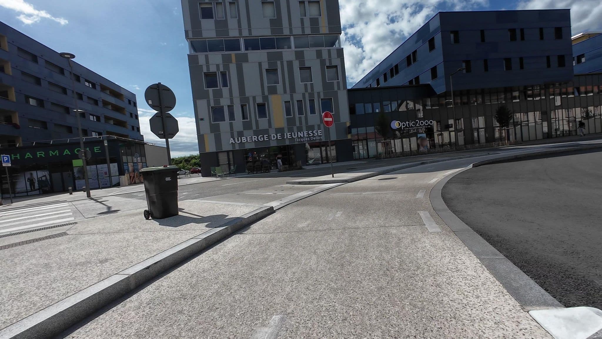 Street view near Auberge de jeunesse de Clermont-Ferrand, Clermont-Ferrand — © user-3965077544 (CC BY-SA · Mapillary)
