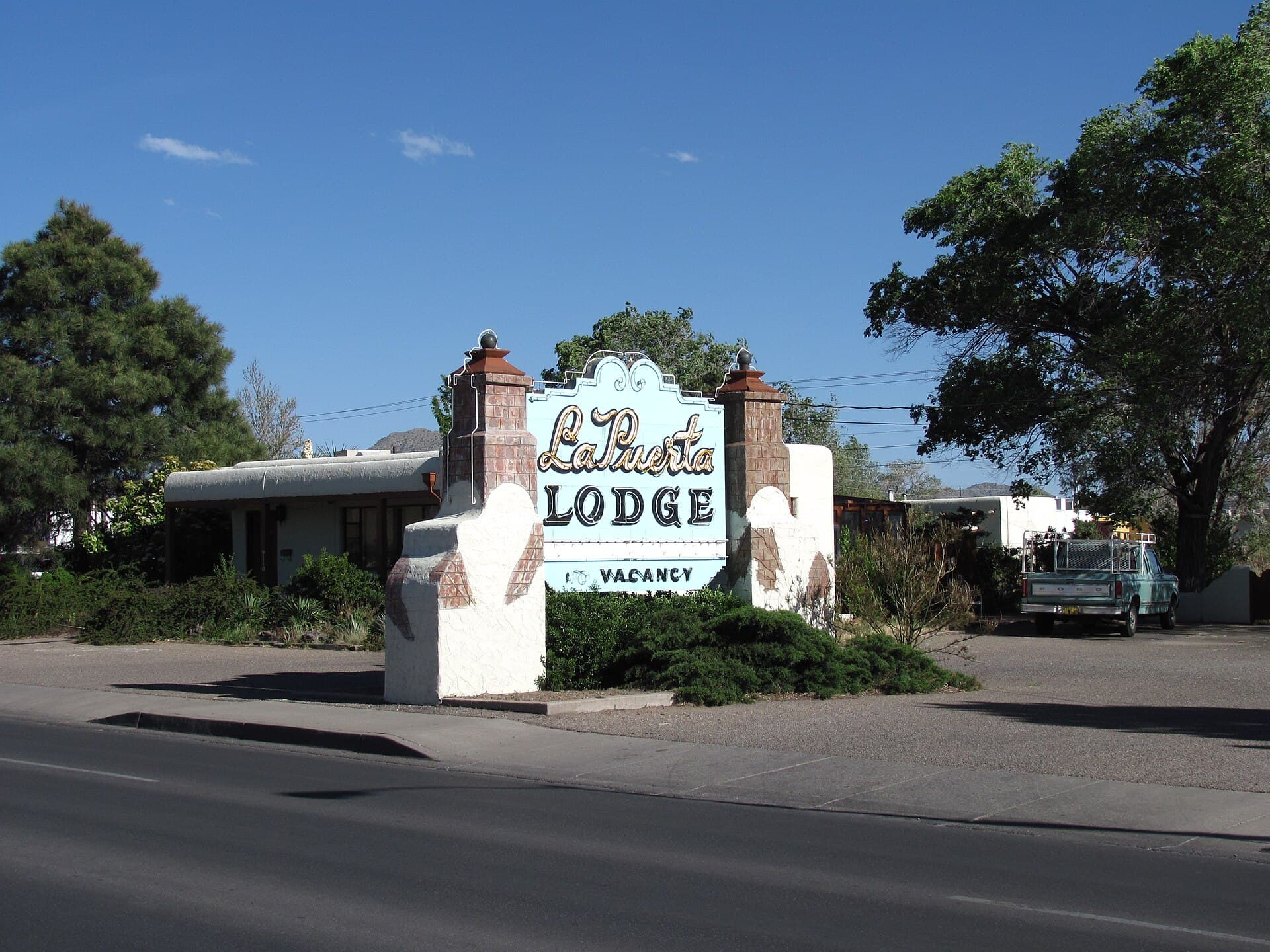 La Puerta Motor Lodge (via Wikimedia Commons, CC BY 3.0)