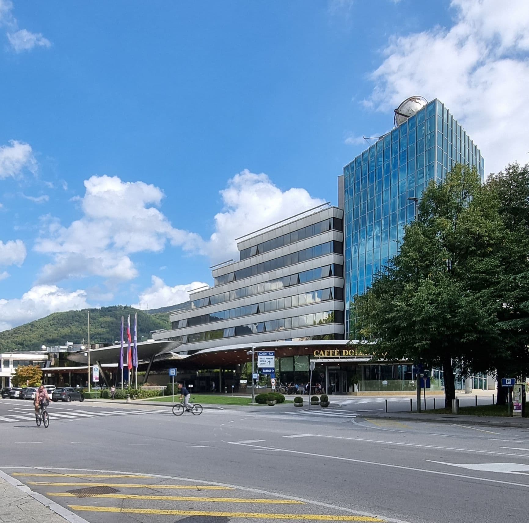 Perla, Casinò & Hotel (via Wikimedia Commons, CC BY-SA 4.0)