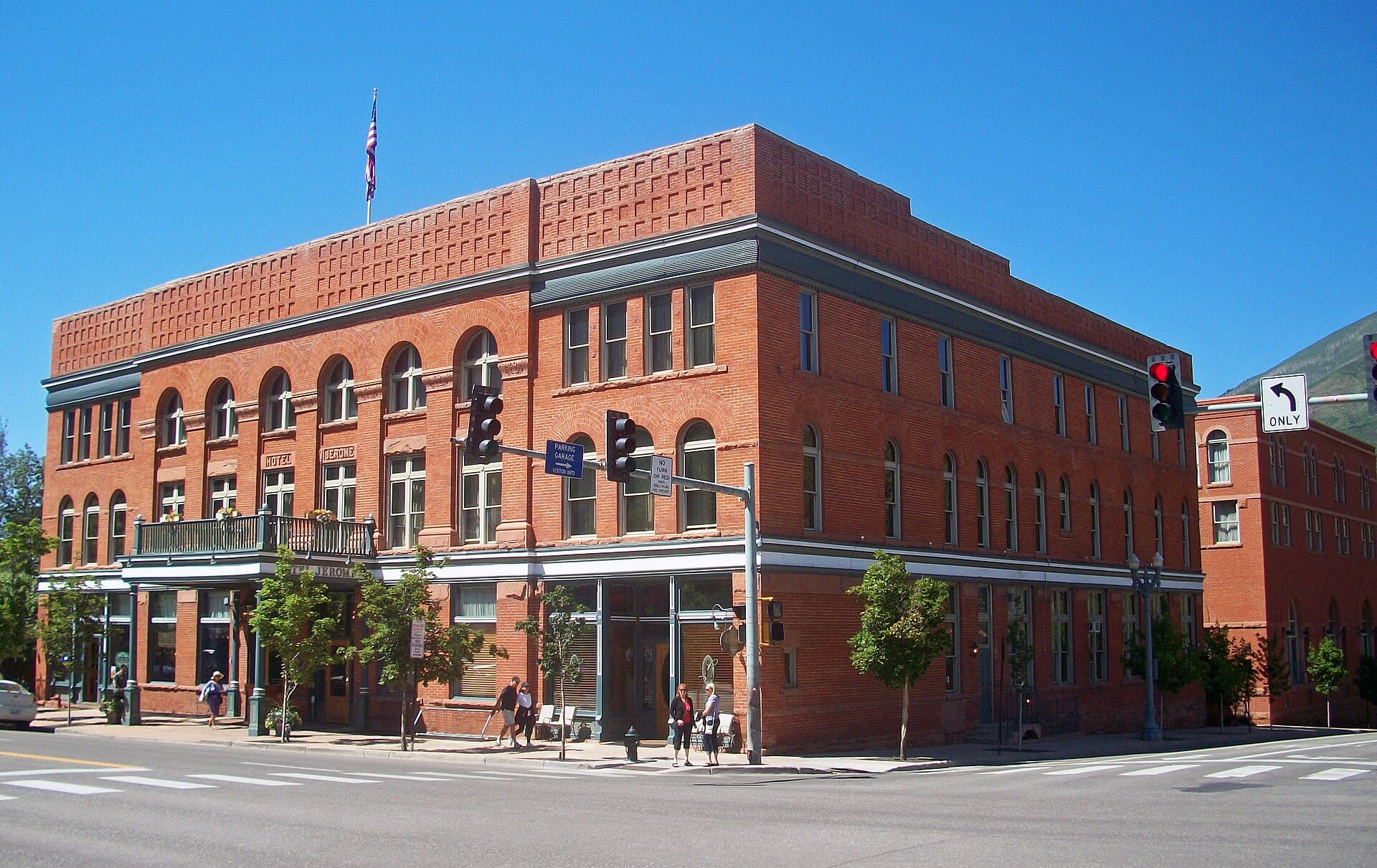 Hotel Jerome (via Wikimedia Commons, CC BY-SA 3.0)