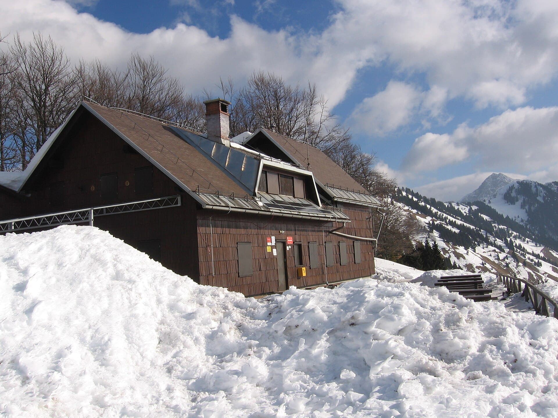 Koča na Kriški gori (via Wikimedia Commons, CC BY-SA 3.0)