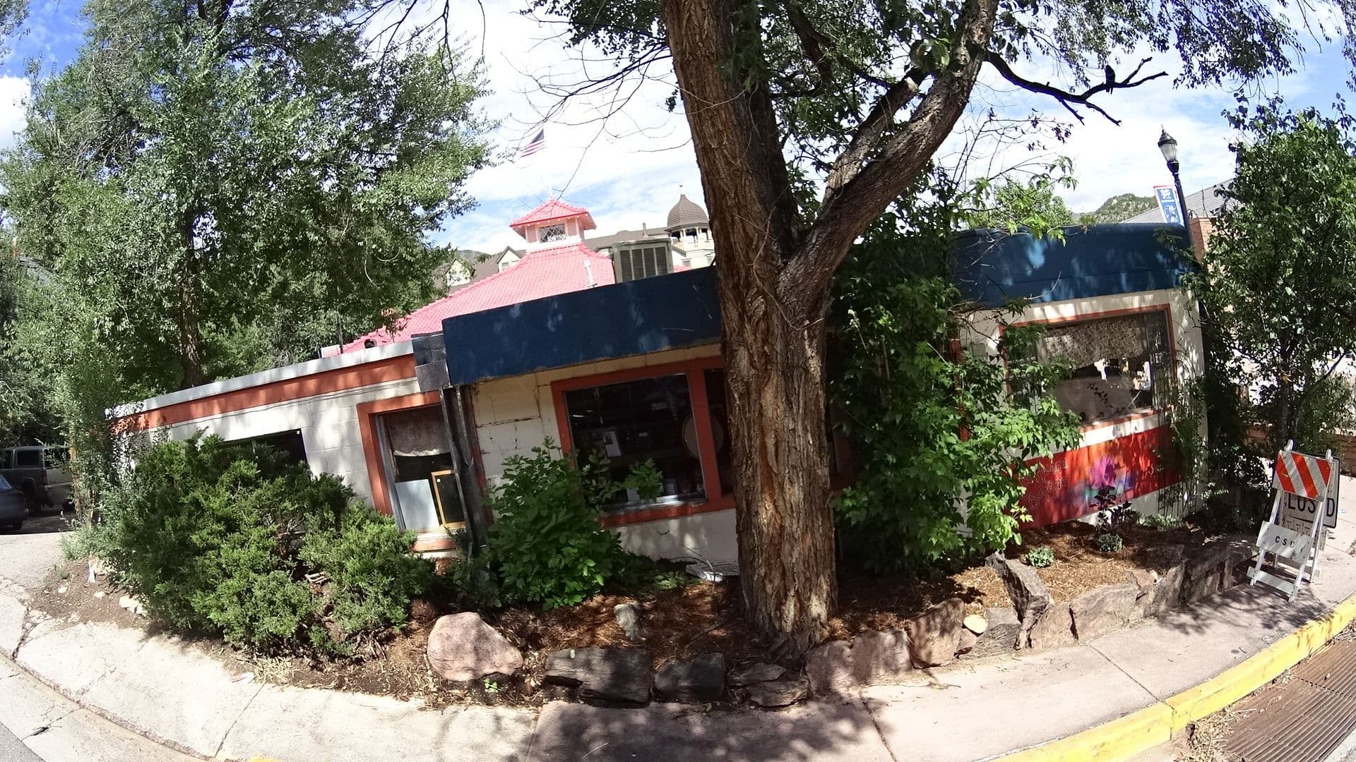 Street view near Two Sisters Inn, Manitou Springs — © marker_geo (CC BY-SA · Mapillary)
