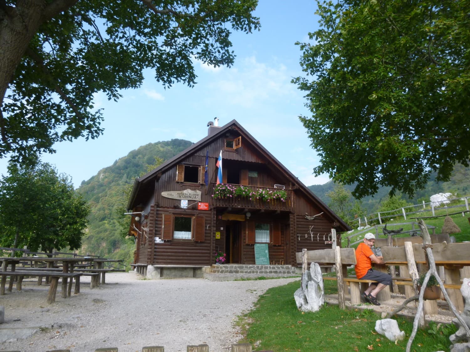 Koča na planini Kuhinja (via Wikimedia Commons, CC BY-SA 2.0)