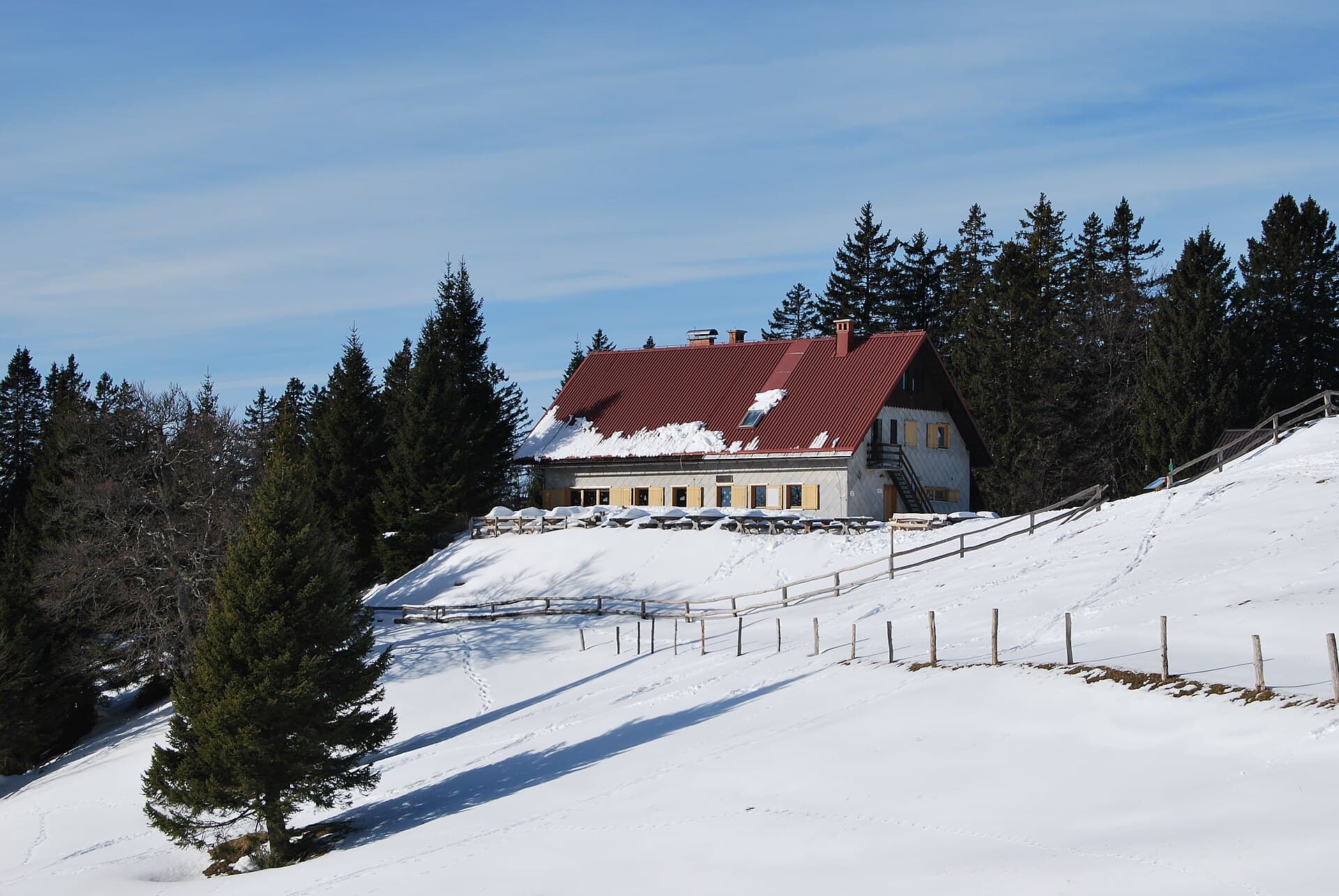 Koča na Blegošu (via Wikimedia Commons, CC BY-SA 4.0)