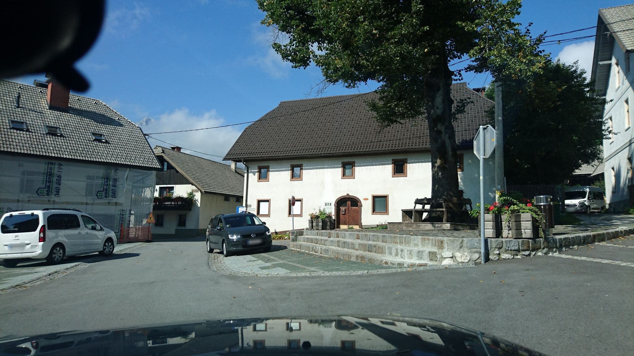 Street view near Pr' Gavedarjo, Kranjska Gora — © voschix (CC BY-SA · Mapillary)