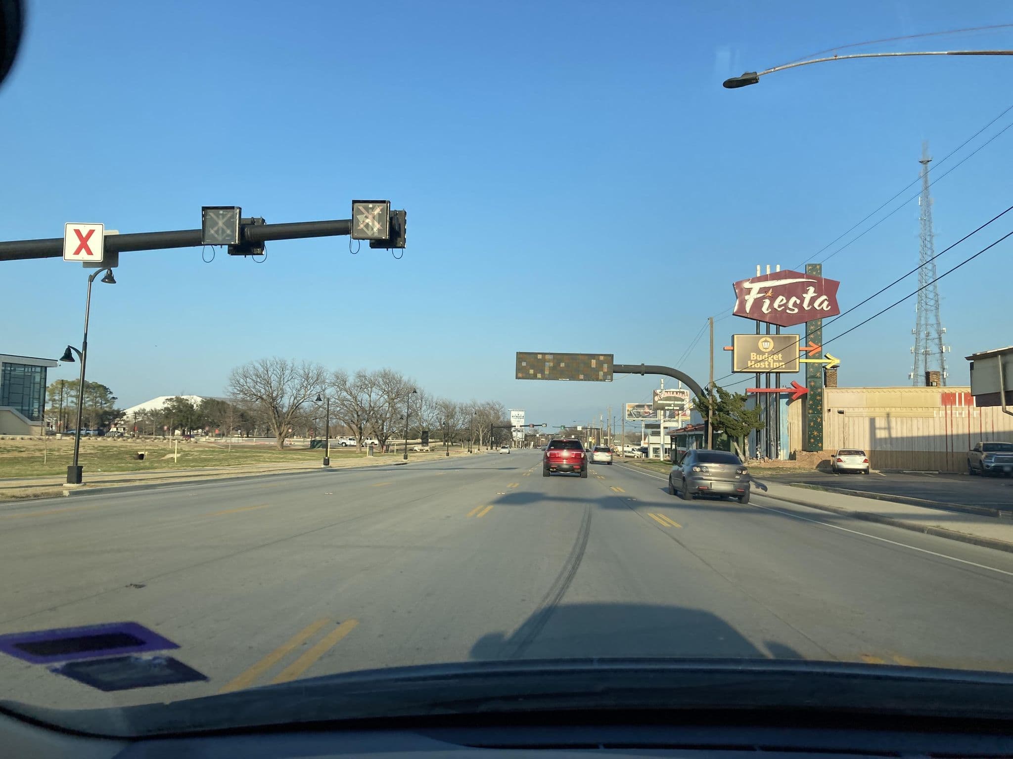 Street view near America's Best Value Inn, Arlington — © gpennell (CC BY-SA · Mapillary)