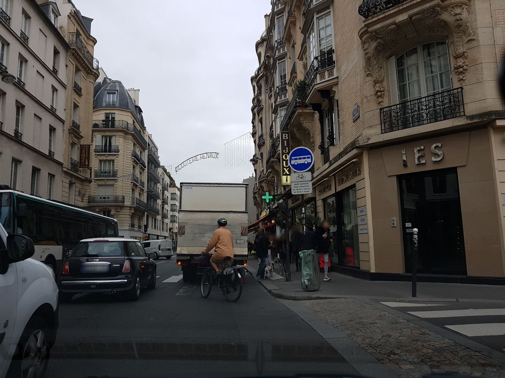 Street view near Vaneau Saint-Germain, Paris 06 Luxembourg — © fgouget (CC BY-SA · Mapillary)