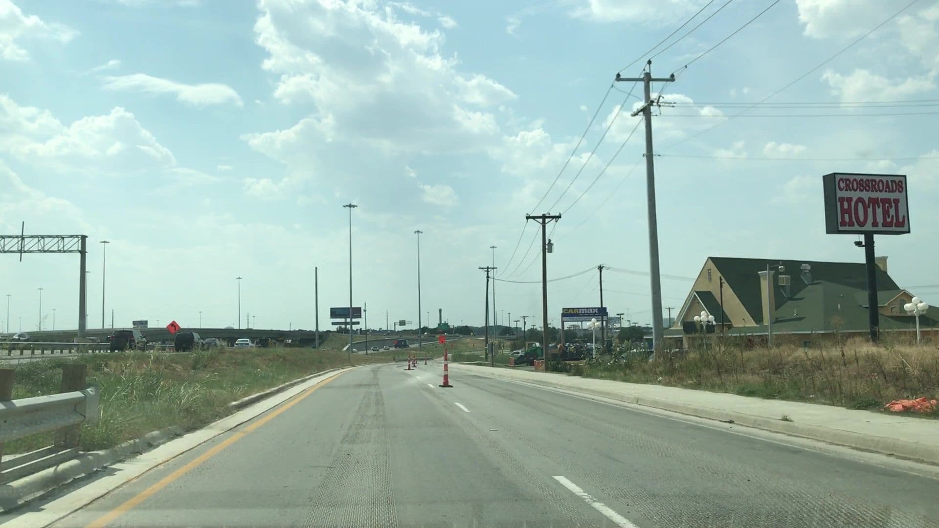 Street view near crossroads hotel, Irving — © lvl5 (CC BY-SA · Mapillary)