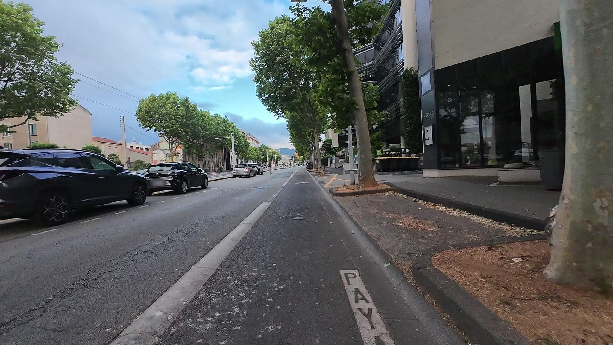 Street view near Ibis Styles, Clermont-Ferrand — © user-3965077544 (CC BY-SA · Mapillary)