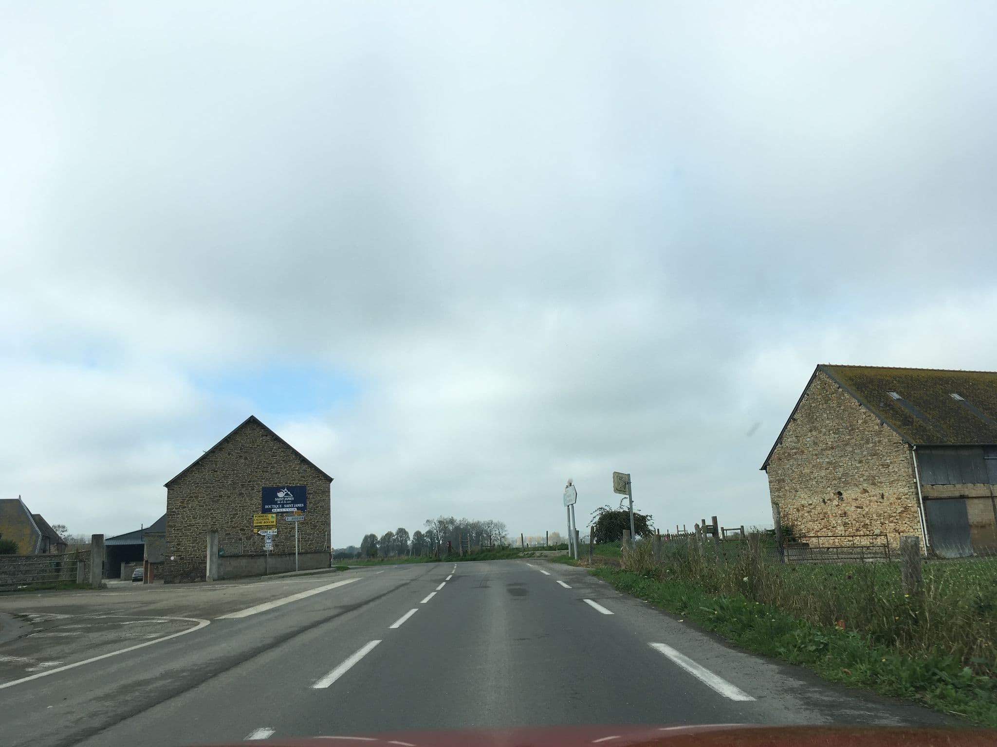 Street view near Auberge de la Baie, Pontorson — © southglos (CC BY-SA · Mapillary)