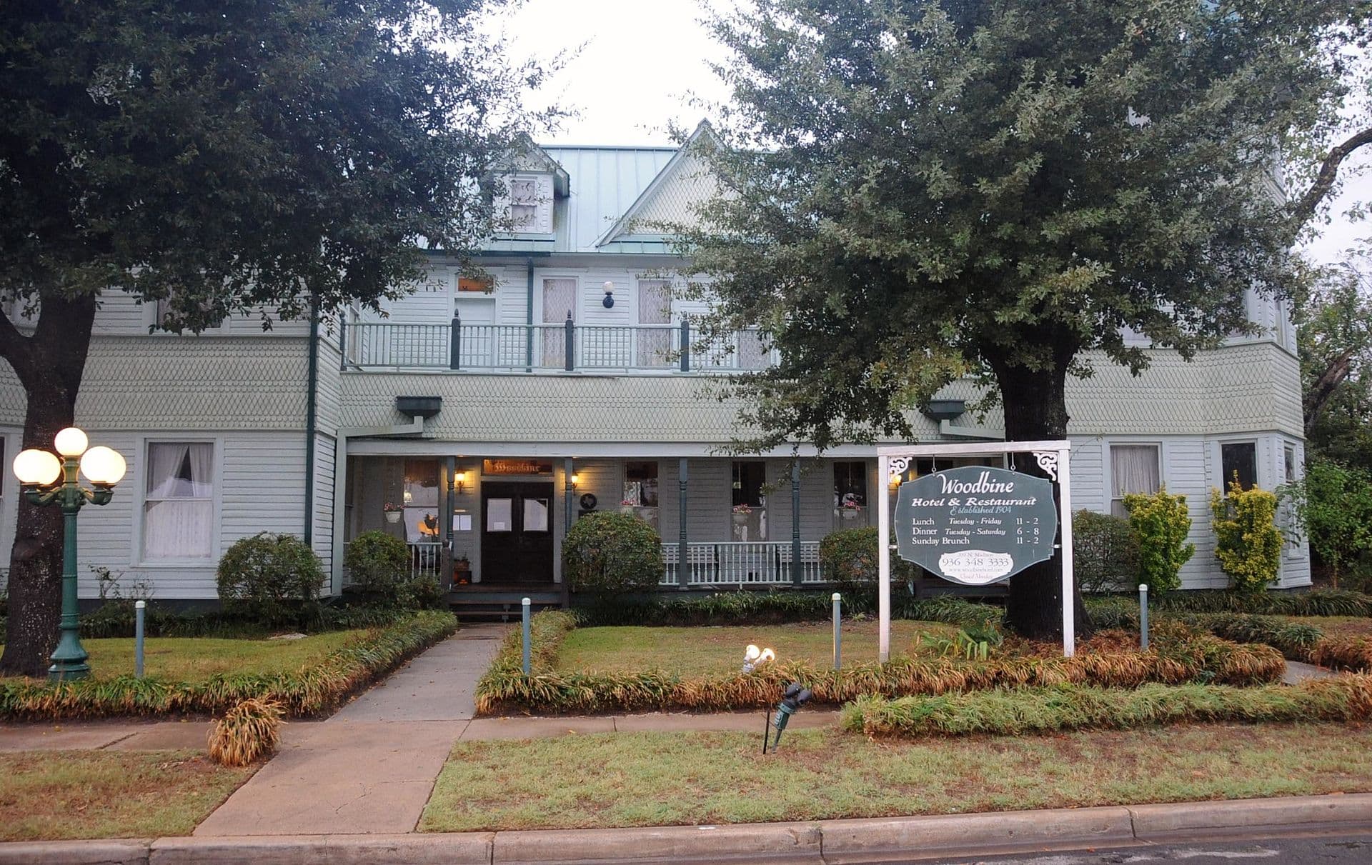 Woodbine Hotel and Restaurant (via Wikimedia Commons, CC BY-SA 4.0)