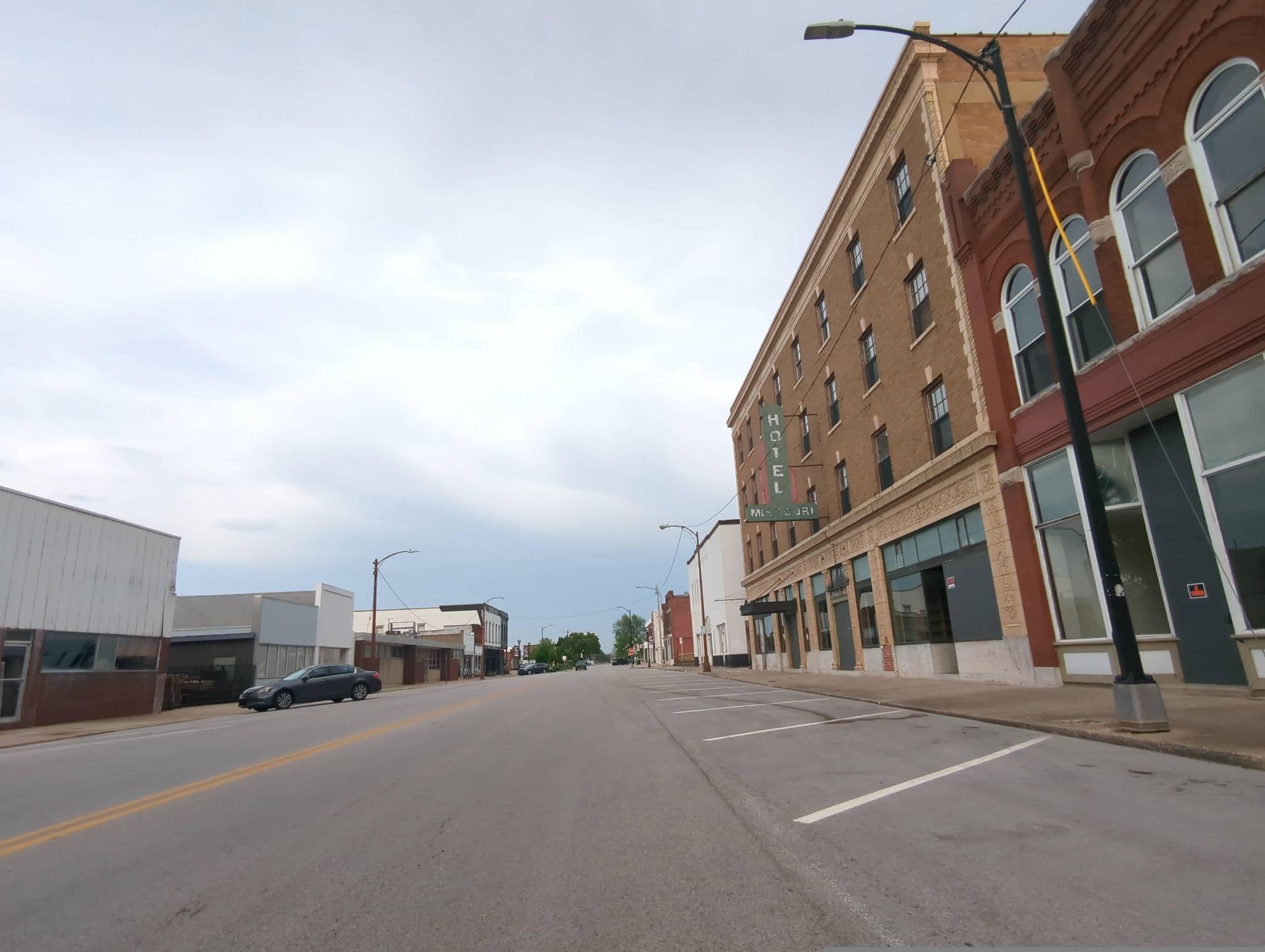 Street view near Missouri Hotel, Springfield — © kyletrent-png (CC BY-SA · Mapillary)