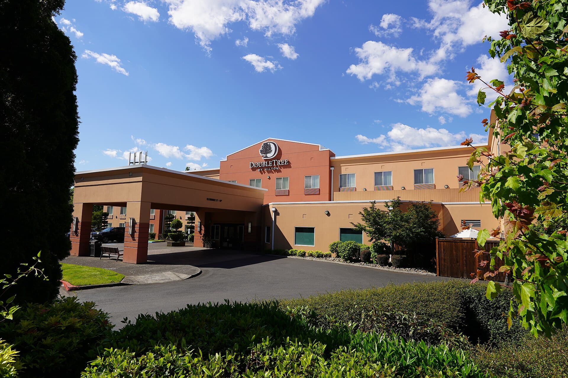 DoubleTree by Hilton (via Wikimedia Commons, CC BY-SA 4.0)