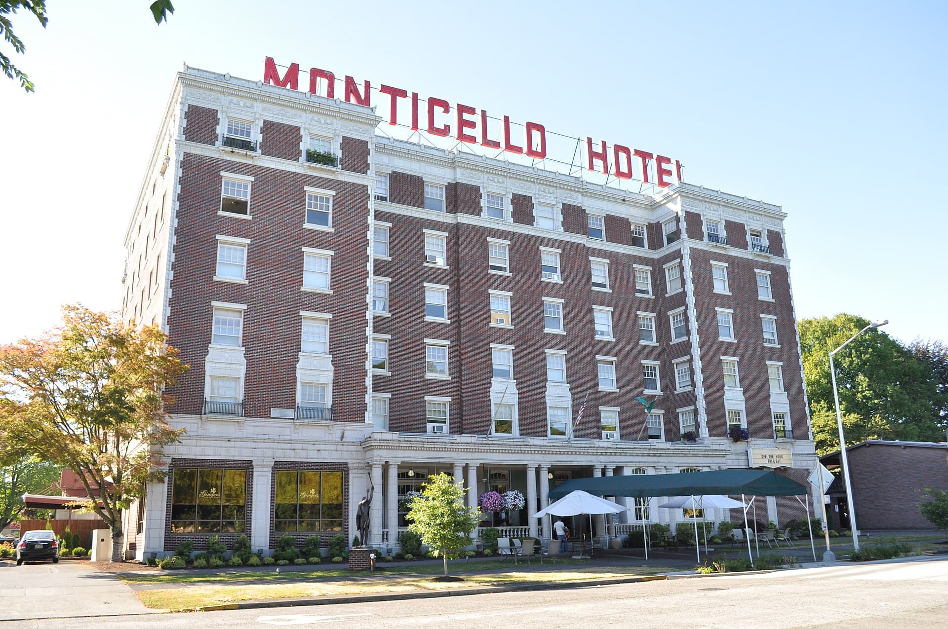 Monticello Hotel (via Wikimedia Commons, CC BY-SA 3.0)