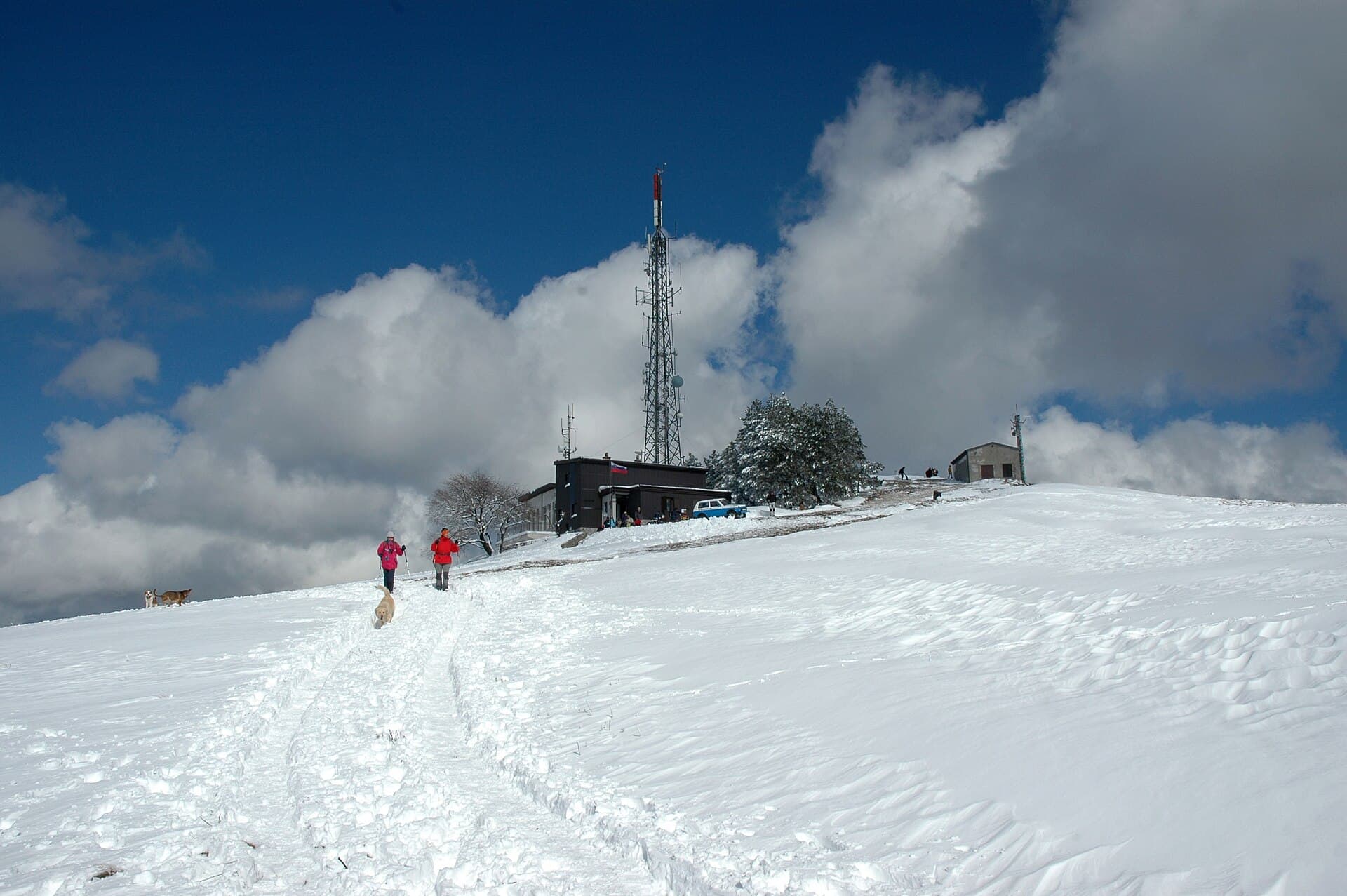 Tumova koča na Slavniku (via Wikimedia Commons, CC BY-SA 3.0)