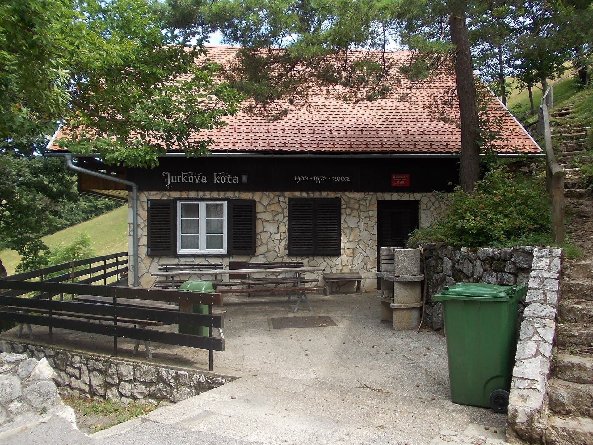 Jurkova koča na Lisci (via Wikimedia Commons, CC0)