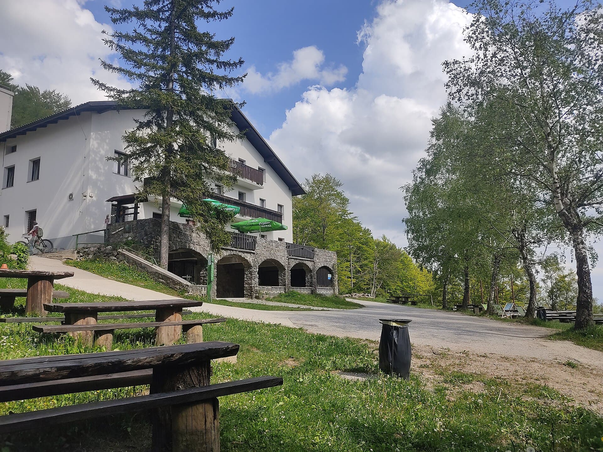 Planinski dom na Mrzlici (via Wikimedia Commons, CC BY-SA 4.0)