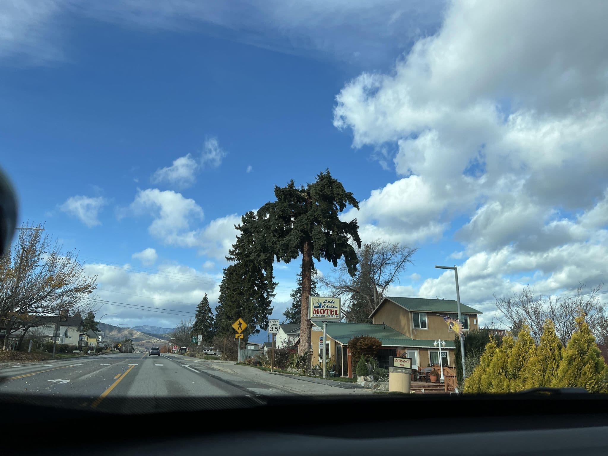 Street view near Lake Chelan Inn, Chelan — © cmiles (CC BY-SA · Mapillary)