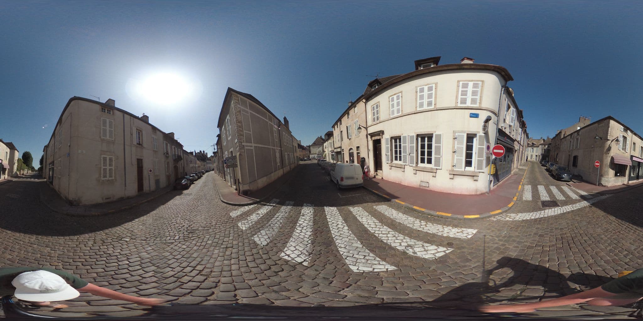 Street view near La Petite Fugue, Beaune — © geovelo (CC BY-SA · Mapillary)