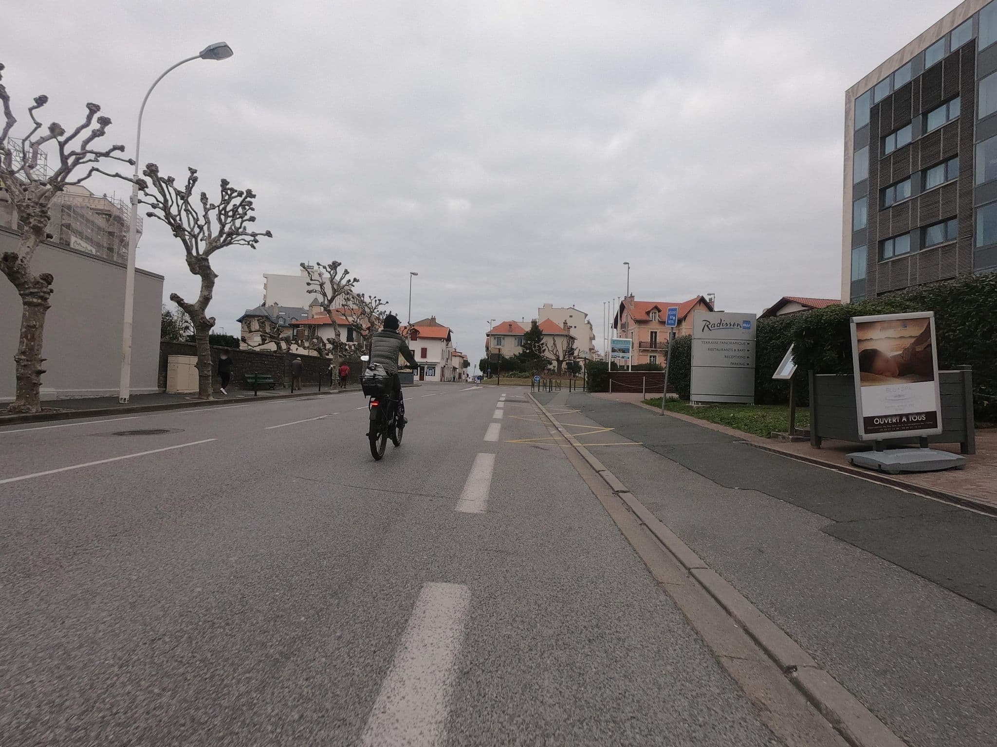 Street view near Radisson Blu Hotel, Biarritz — © txominh (CC BY-SA · Mapillary)