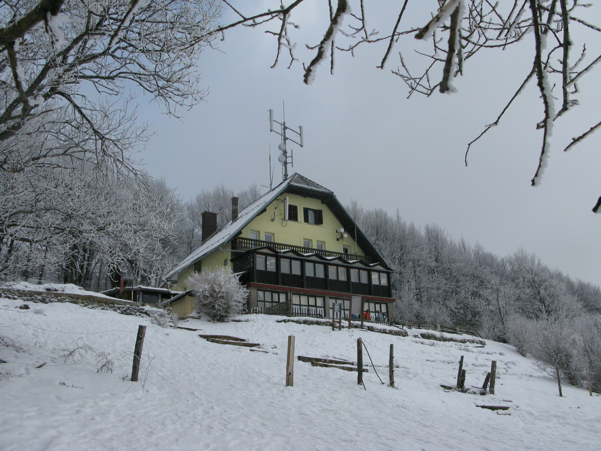 Planinski dom na Slivnici (via Wikimedia Commons, CC BY-SA 3.0)