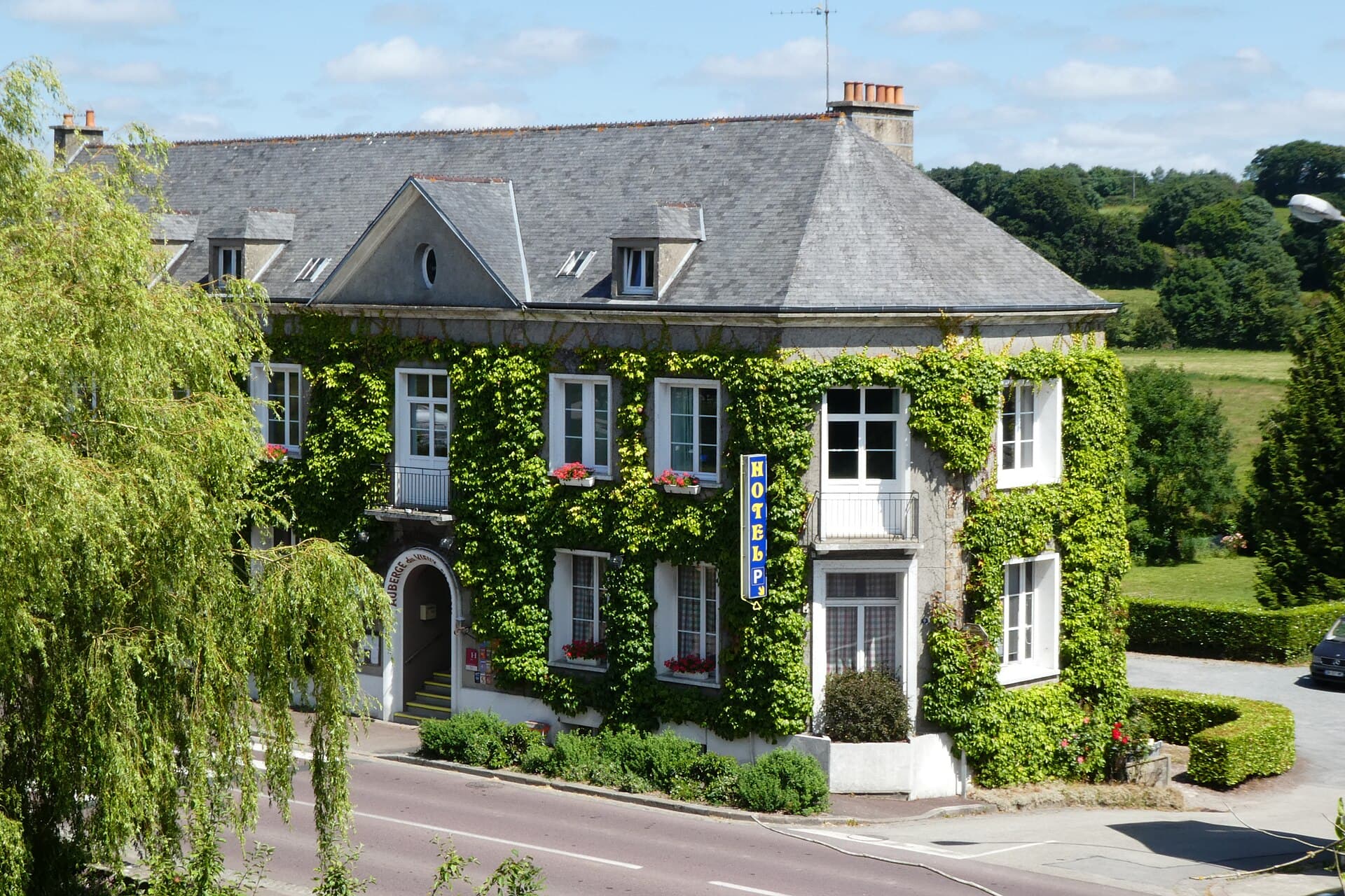 Auberge du Vieux Chateaux (via Wikimedia Commons, CC BY 2.0)