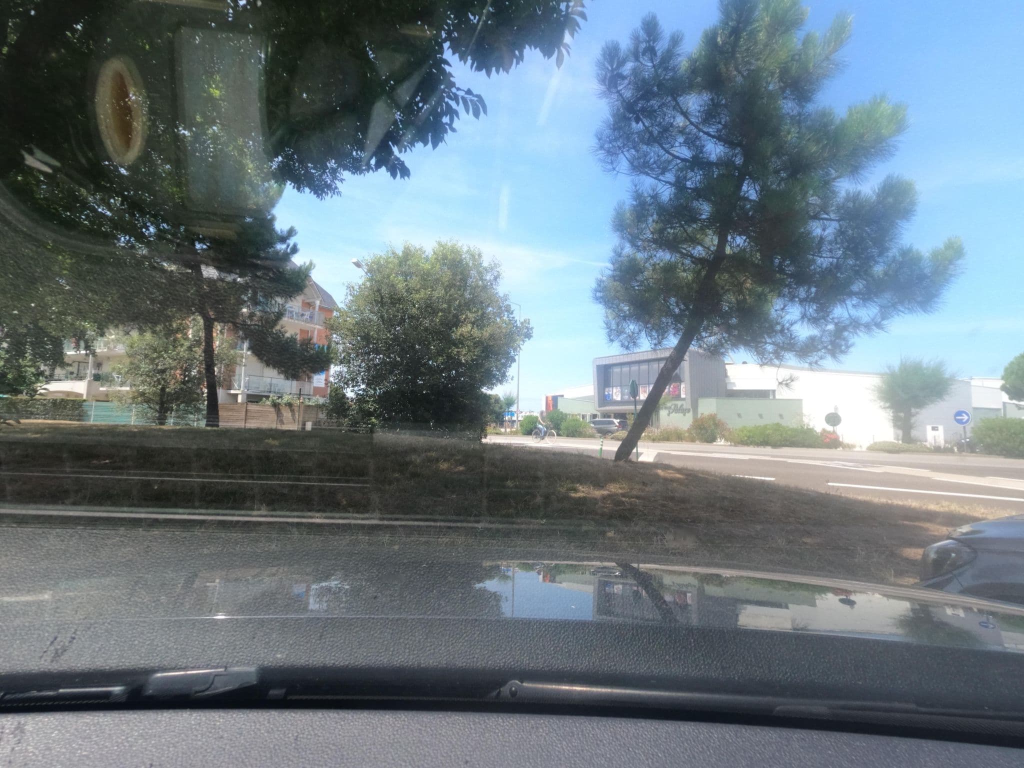 Street view near Admiral, Les Sables-d'Olonne — © uwekoch (CC BY-SA · Mapillary)