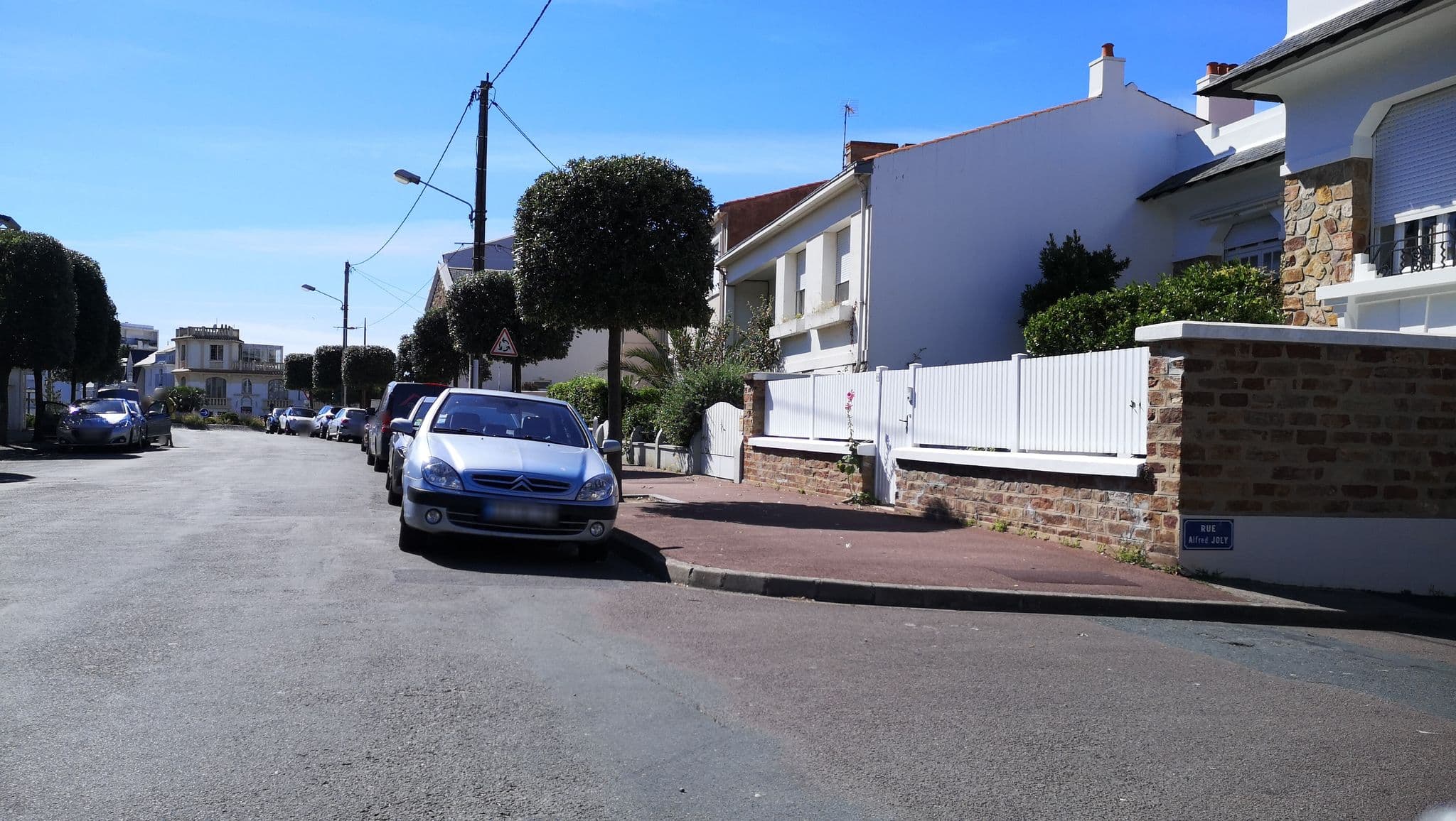 Street view near Hôtel les Sables d'Olonne, Les Sables-d'Olonne — © u4y0u (CC BY-SA · Mapillary)