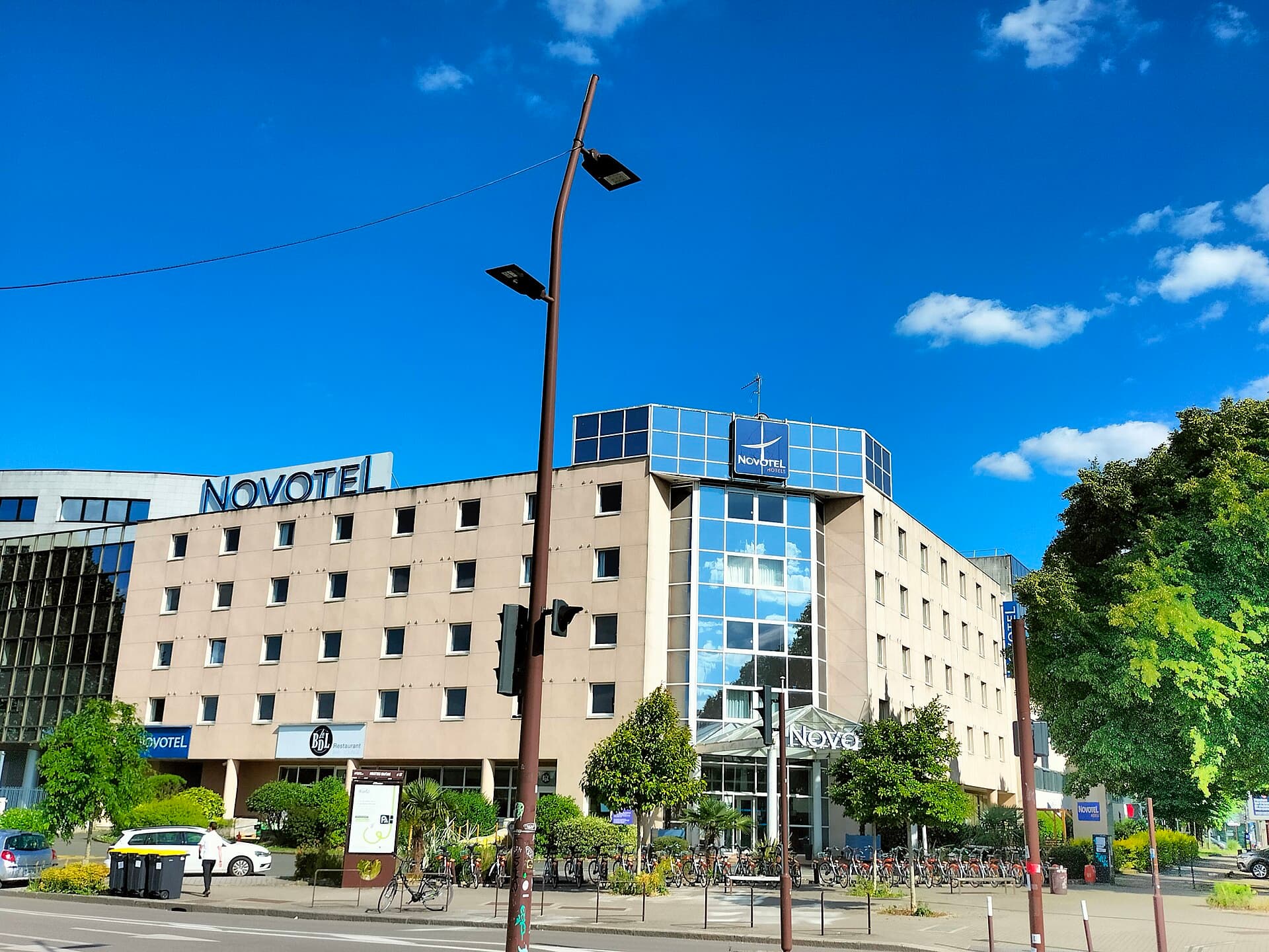 Novotel Nantes Centre Bord de Loire (via Wikimedia Commons, CC BY-SA 3.0)