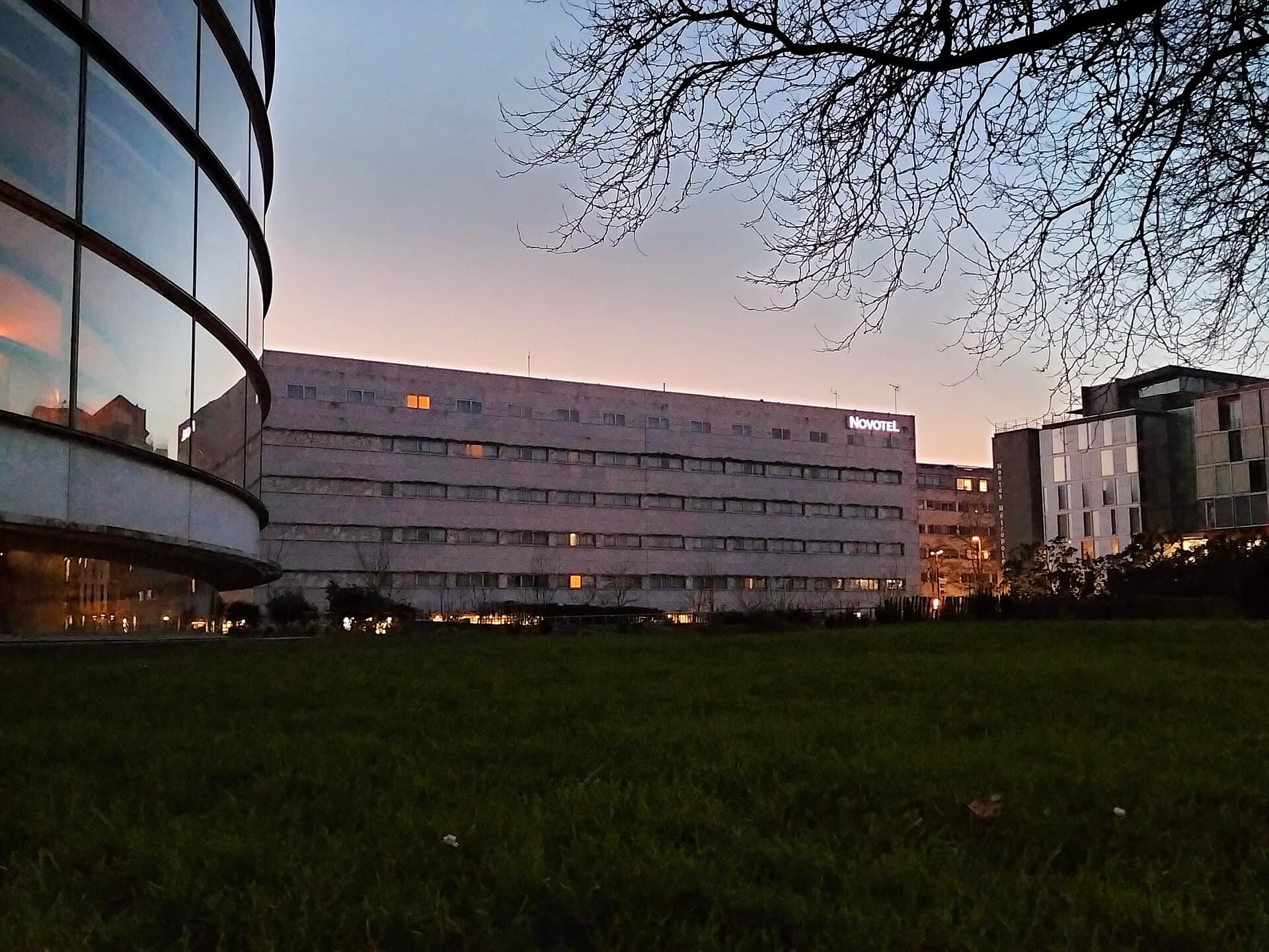 Novotel Nantes Centre Gare (via Wikimedia Commons, CC BY-SA 3.0)