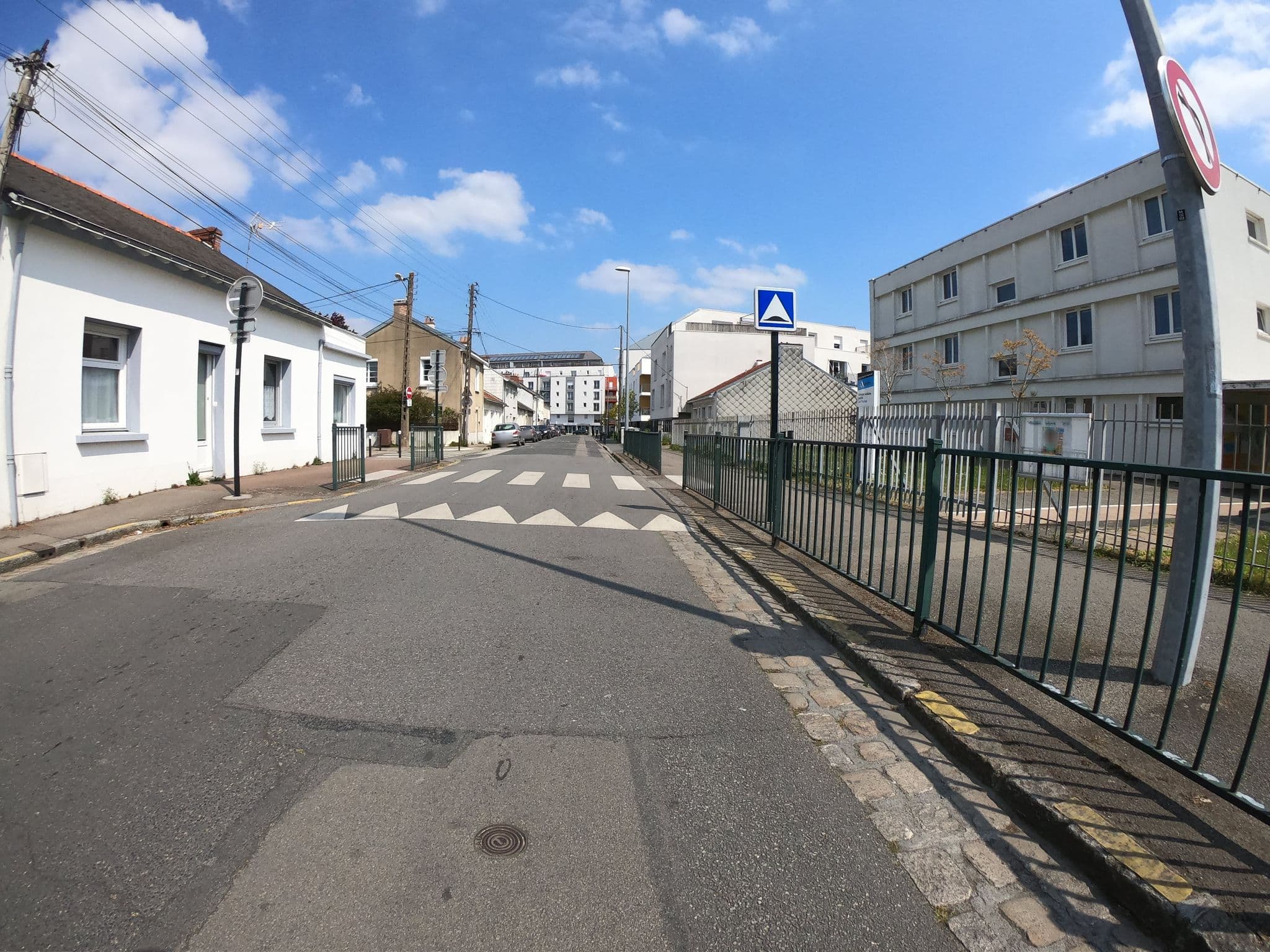 Street view near Courteline, Nantes — © cartocite (CC BY-SA · Mapillary)