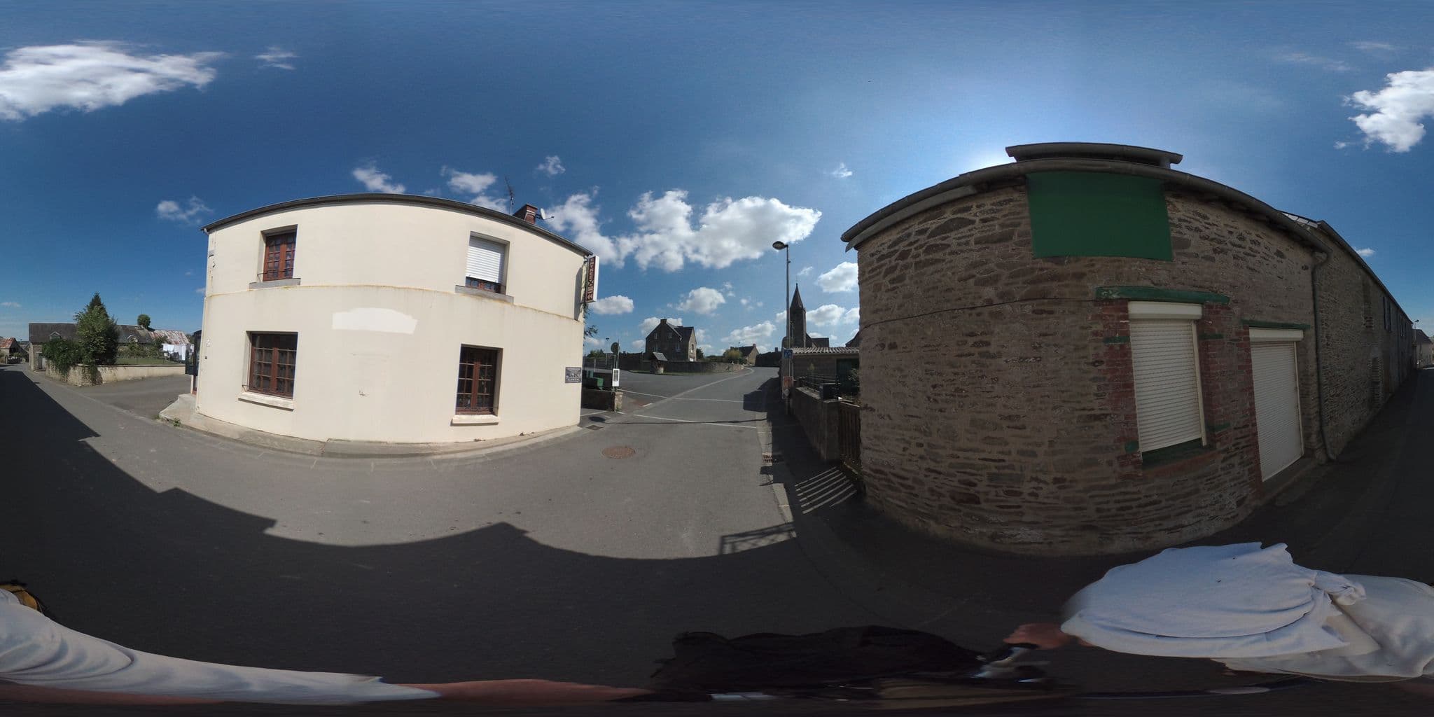Street view near La Casserole de la Baie, Pontorson — © geovelo (CC BY-SA · Mapillary)