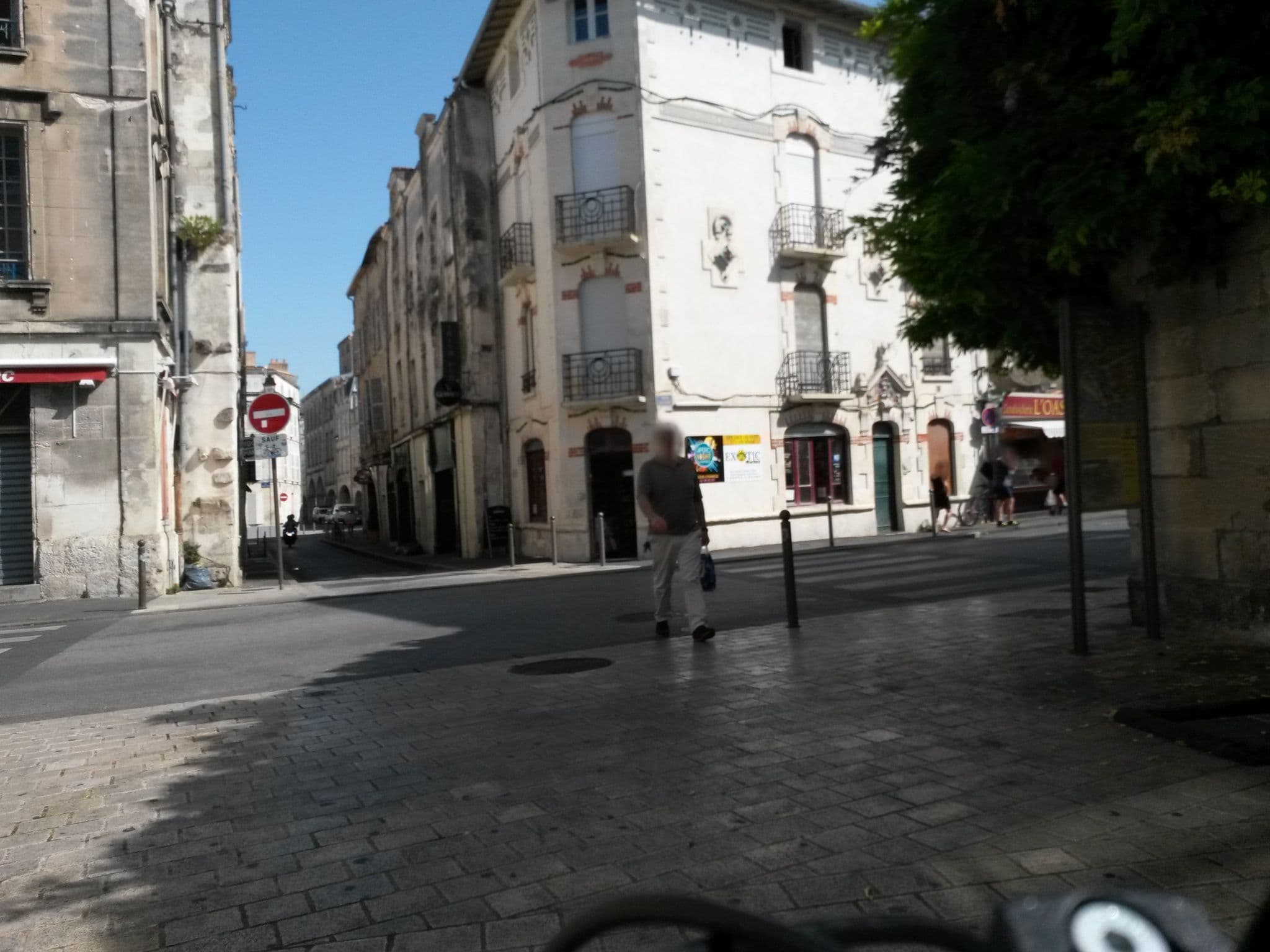Street view near Vue Sur Cour, La Rochelle — © rausk (CC BY-SA · Mapillary)