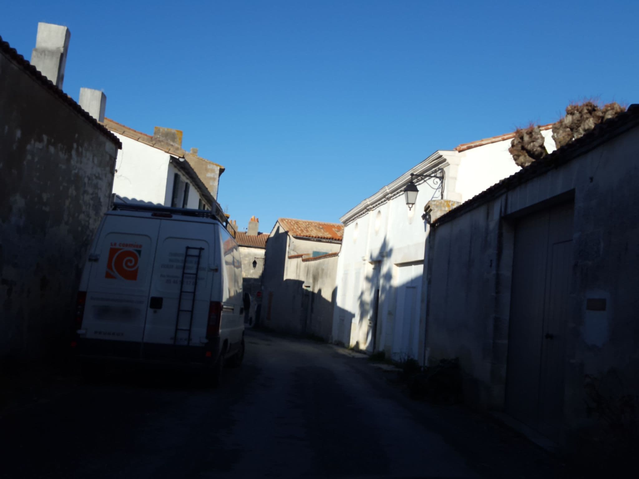 Street view near Le Bois St Martin, Saint-Martin-de-Ré — © thibphil (CC BY-SA · Mapillary)