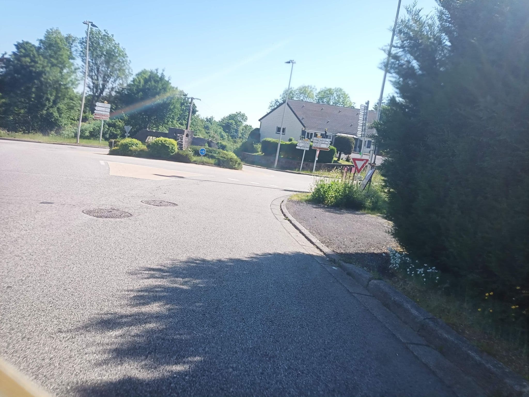 Street view near Chambres d'Hôtes Le Pont du Roy, Besse-et-Saint-Anastaise — © connermacleod69 (CC BY-SA · Mapillary)