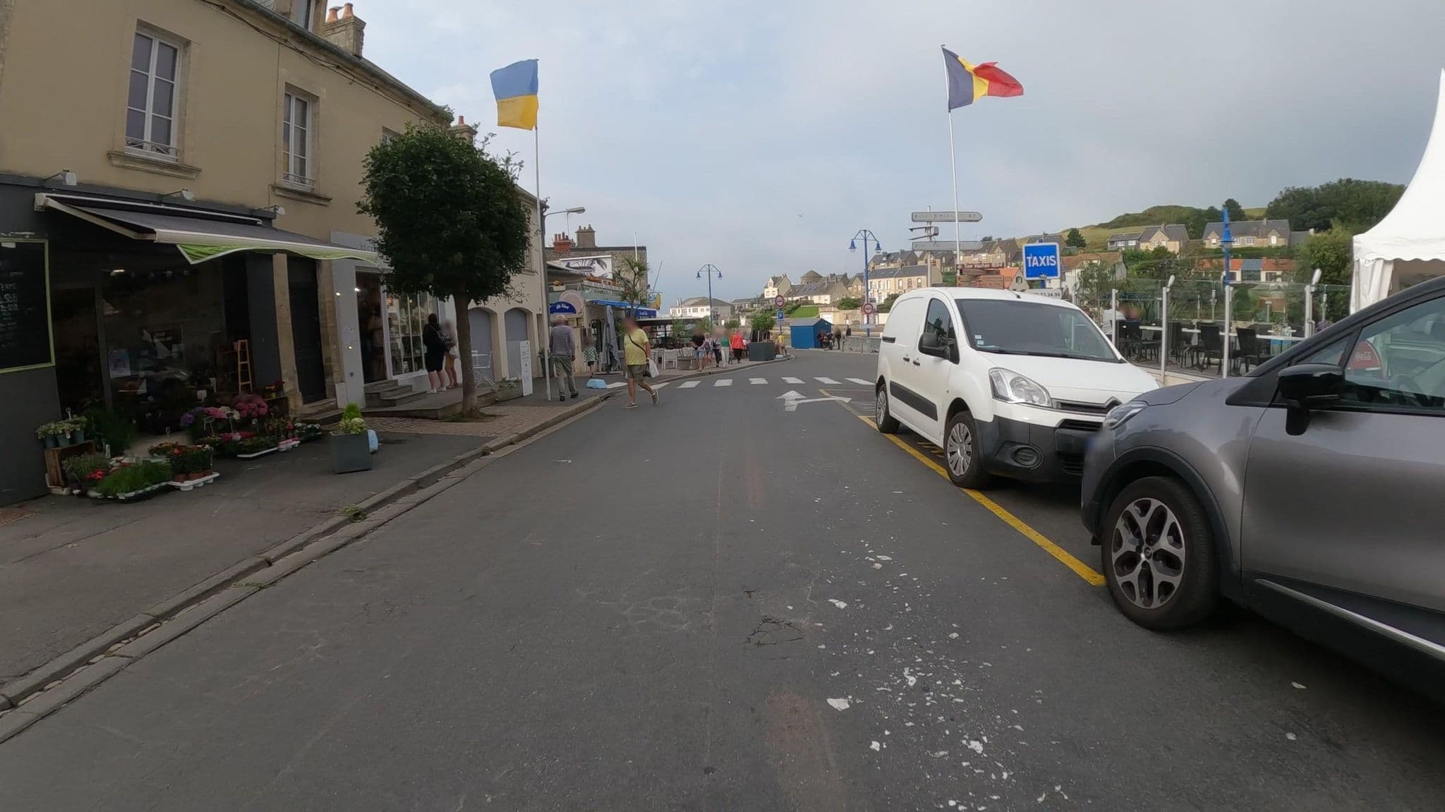 Street view near L'Esprit du Port, Port-en-Bessin-Huppain — © Nzau (CC BY-SA · Mapillary)