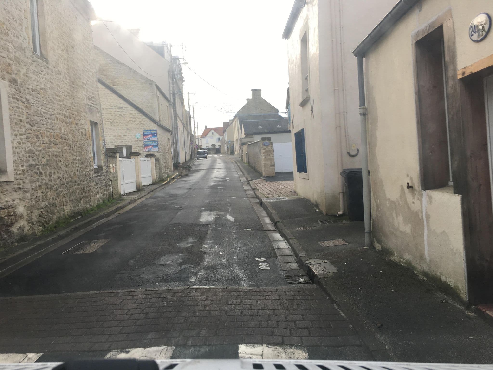 Street view near Mercure, Port-en-Bessin-Huppain — © raymond (CC BY-SA · Mapillary)