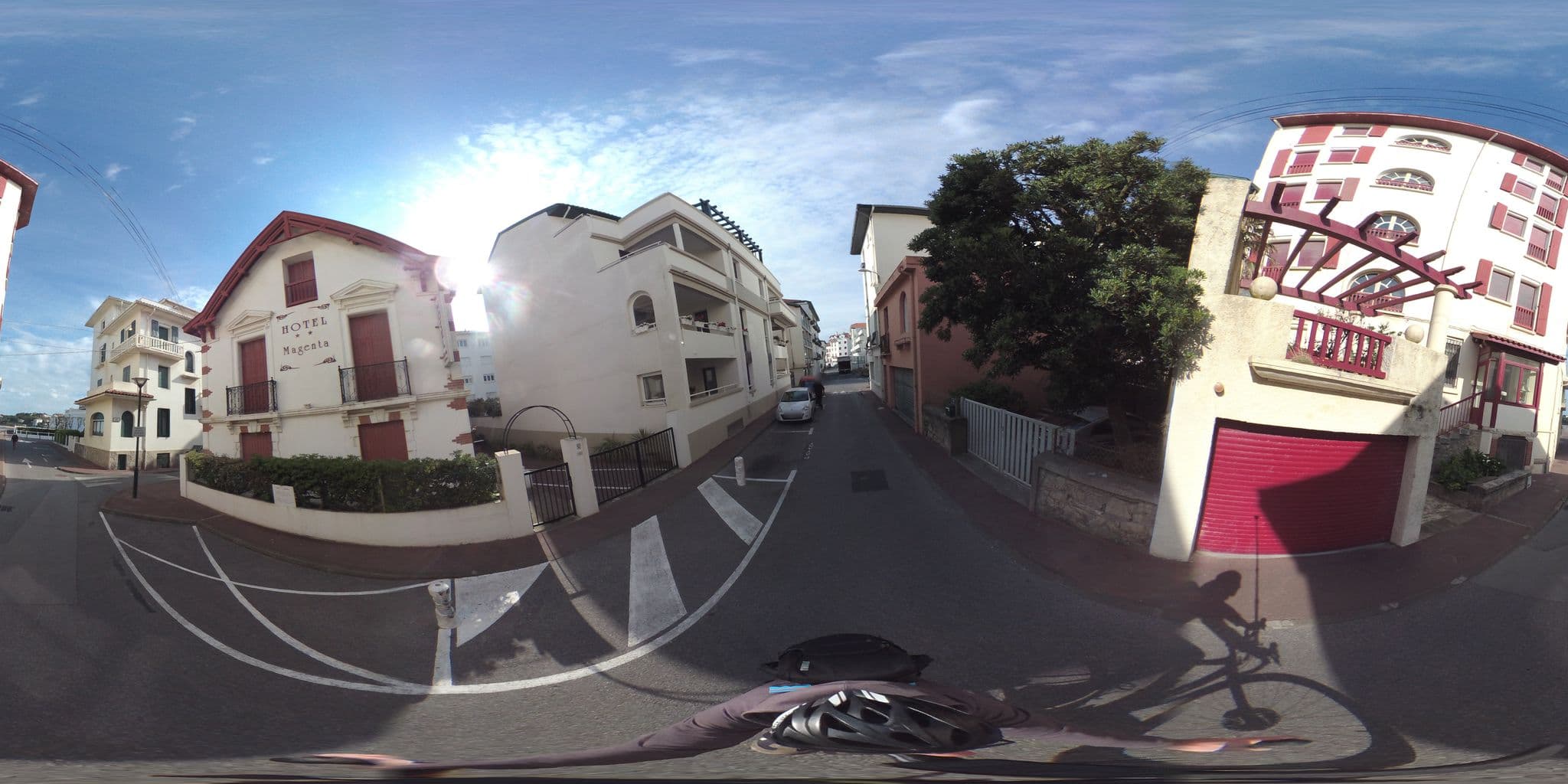 Street view near Le Petit Hôtel, Saint-Jean-de-Luz — © geovelo (CC BY-SA · Mapillary)
