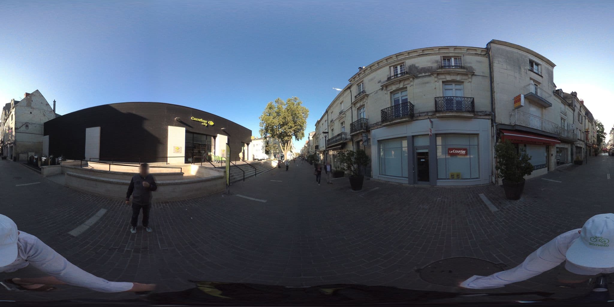 Street view near Appartement de 2 chambres avec vue sur la ville et wifi a Saumur, Saumur — © geovelo (CC BY-SA · Mapillary)
