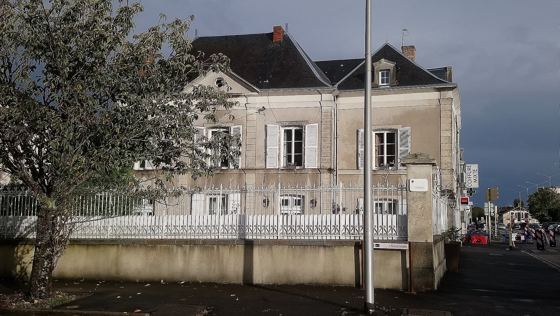 Villa Des Glycines (via Wikimedia Commons, CC BY-SA 4.0)