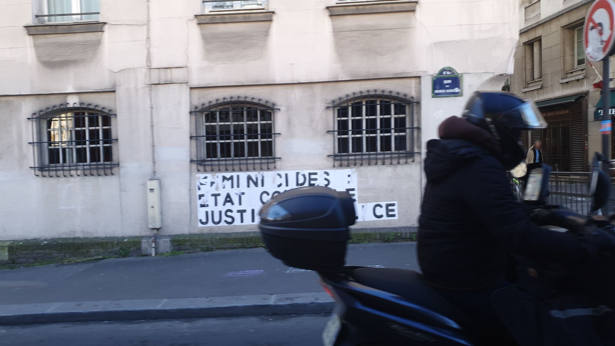 Street view near Relais Hôtel du Vieux Paris, Paris — © b166er (CC BY-SA · Mapillary)