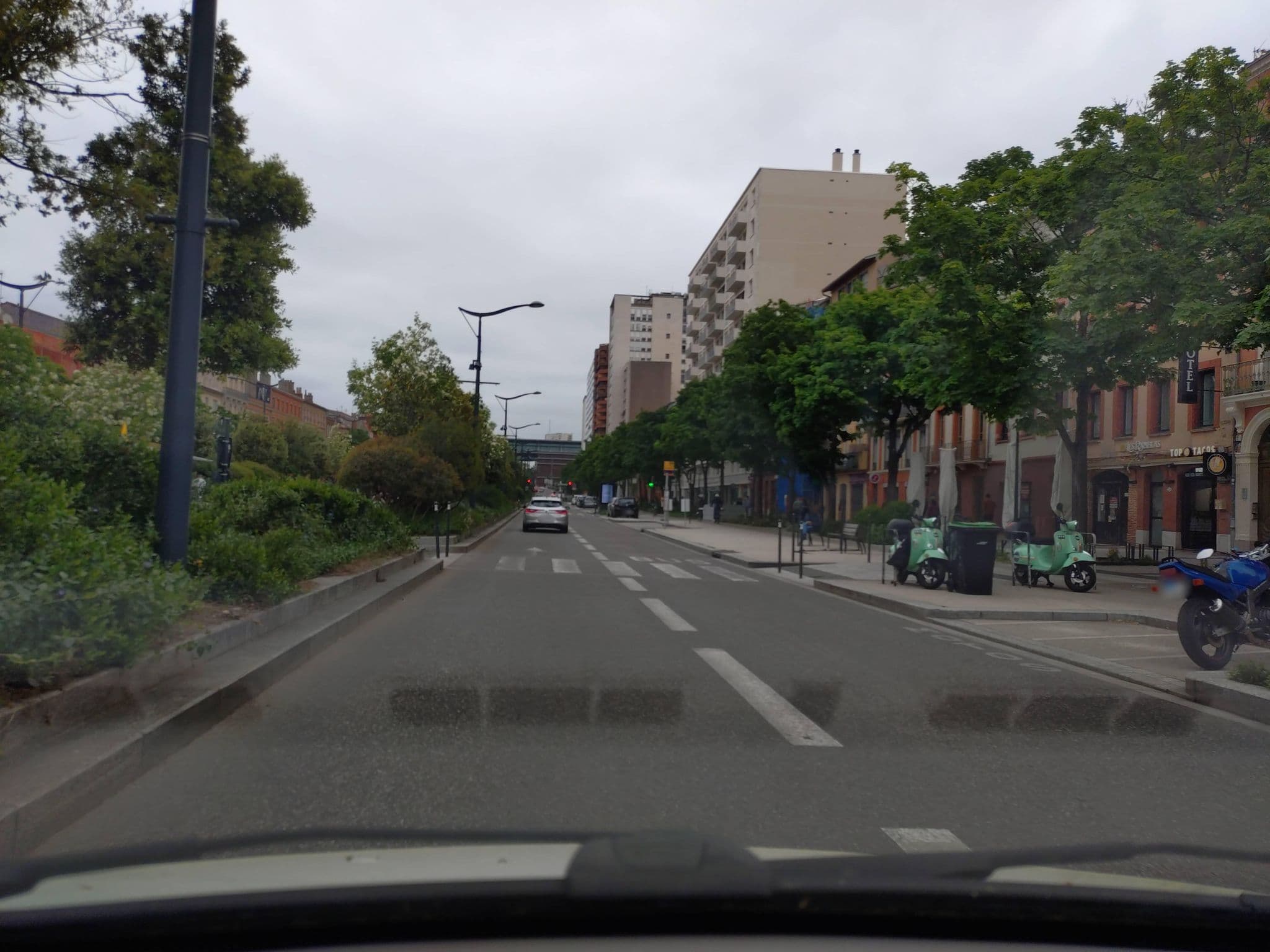 Street view near Hôtel le Tivoli, Toulouse — © yeelel (CC BY-SA · Mapillary)