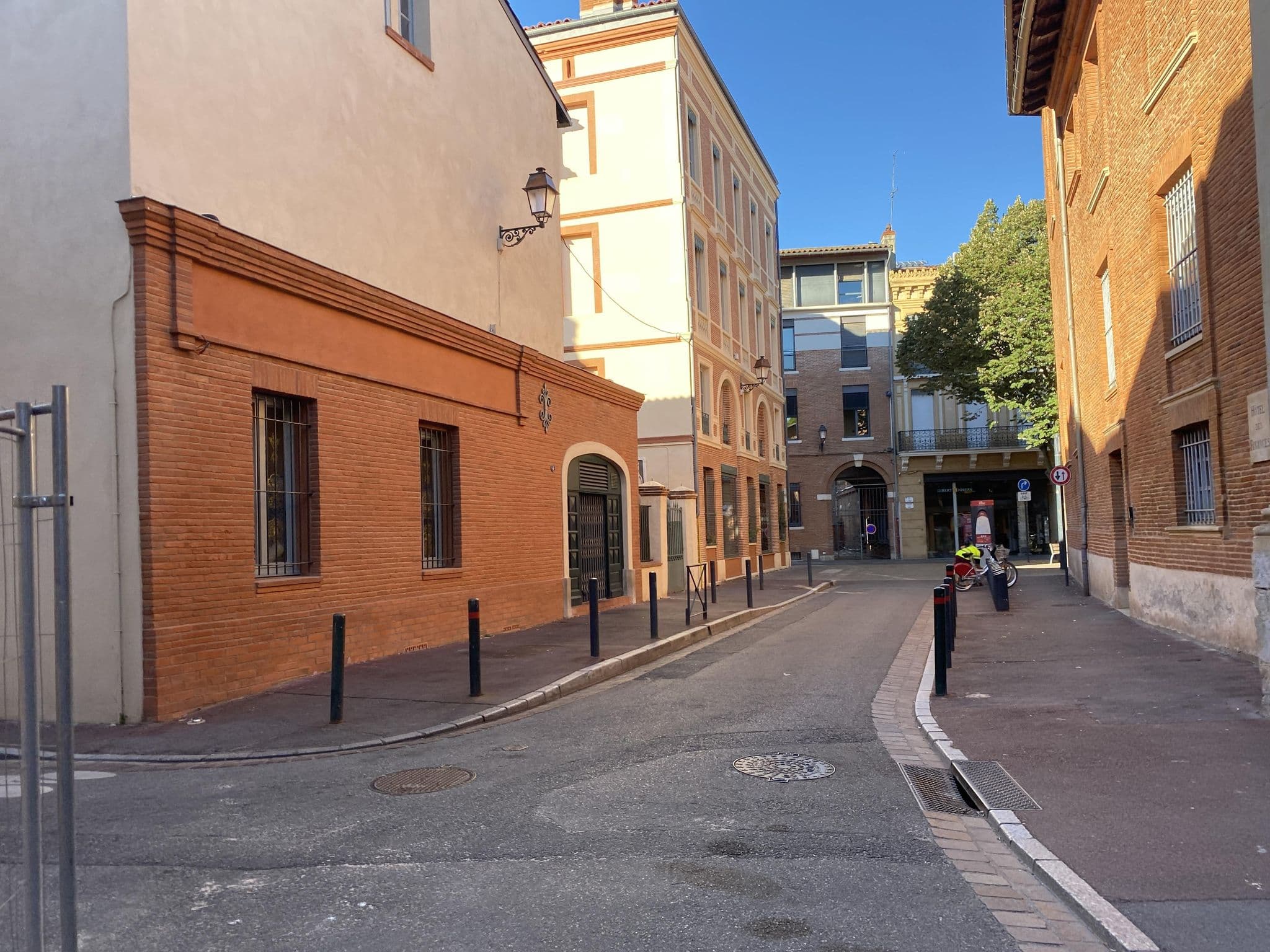 Street view near L'Esquile by Cocoonr, Toulouse — © CGCooke (CC BY-SA · Mapillary)