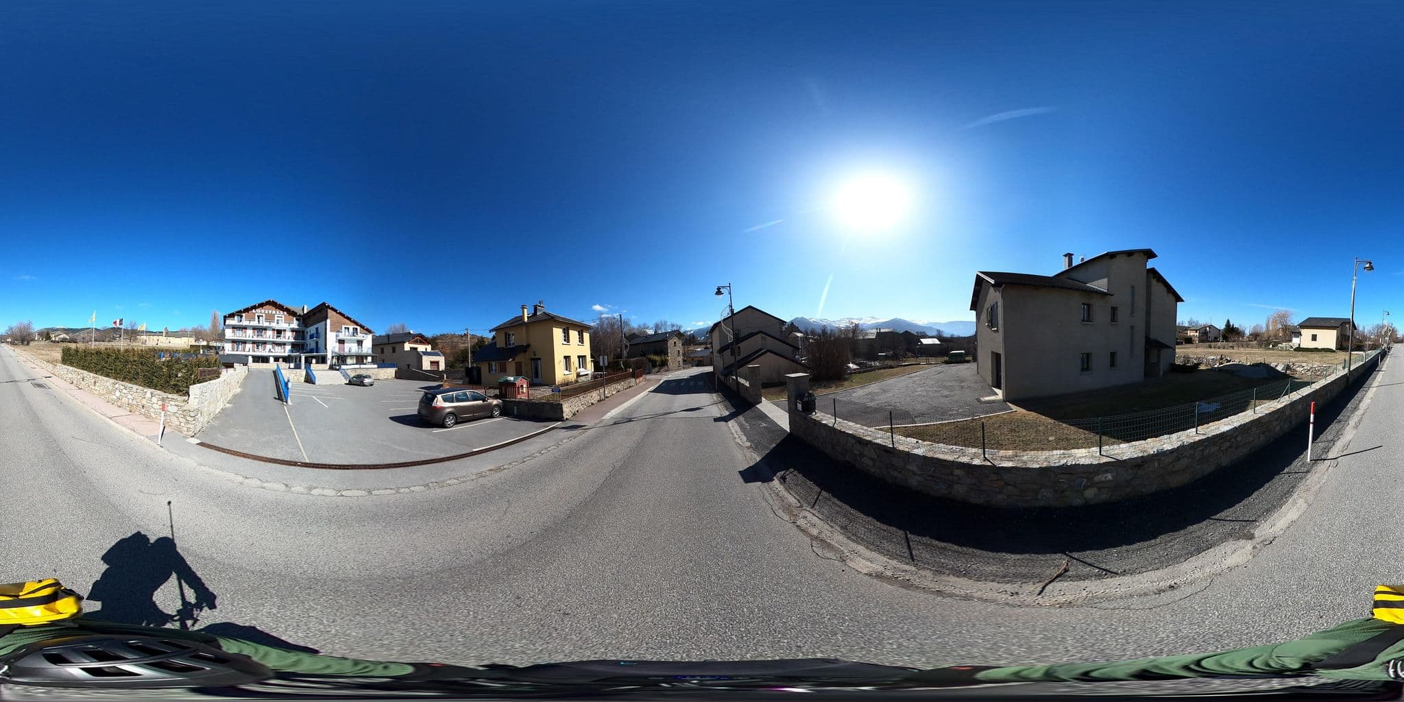 Street view near Hôtel l'Oustalet, Font-Romeu-Odeillo-Via — © geovelo (CC BY-SA · Mapillary)