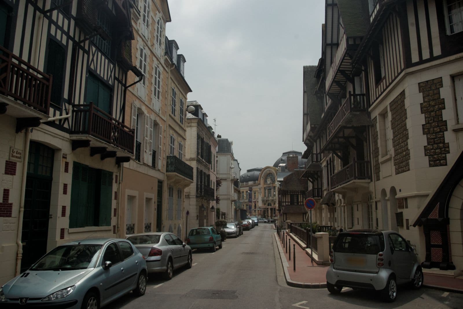 Street view near La Maison de la plage, Trouville-sur-Mer — © txllxt (CC BY-SA · Mapillary)