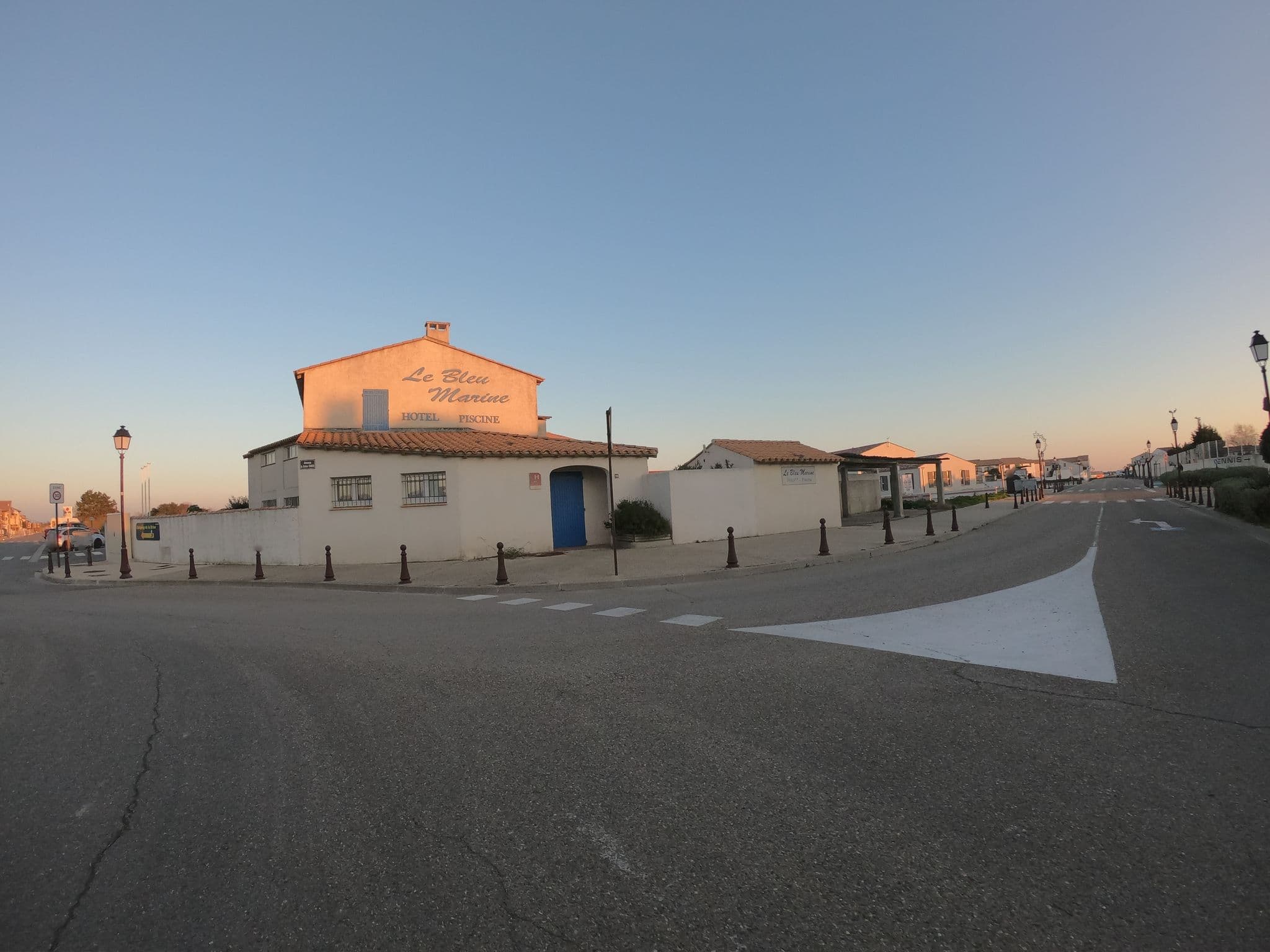Street view near hotel blue marine, Saintes-Maries-de-la-Mer — © joostjakob (CC BY-SA · Mapillary)