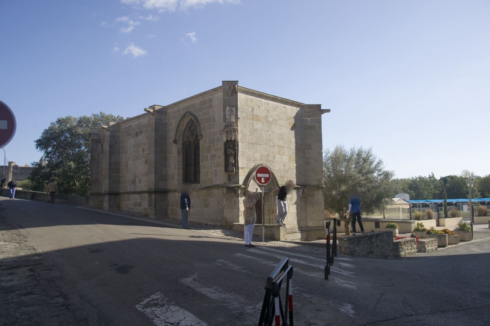 Street view near Hôtel du Roi & Spa, Carcassonne — © txllxt (CC BY-SA · Mapillary)