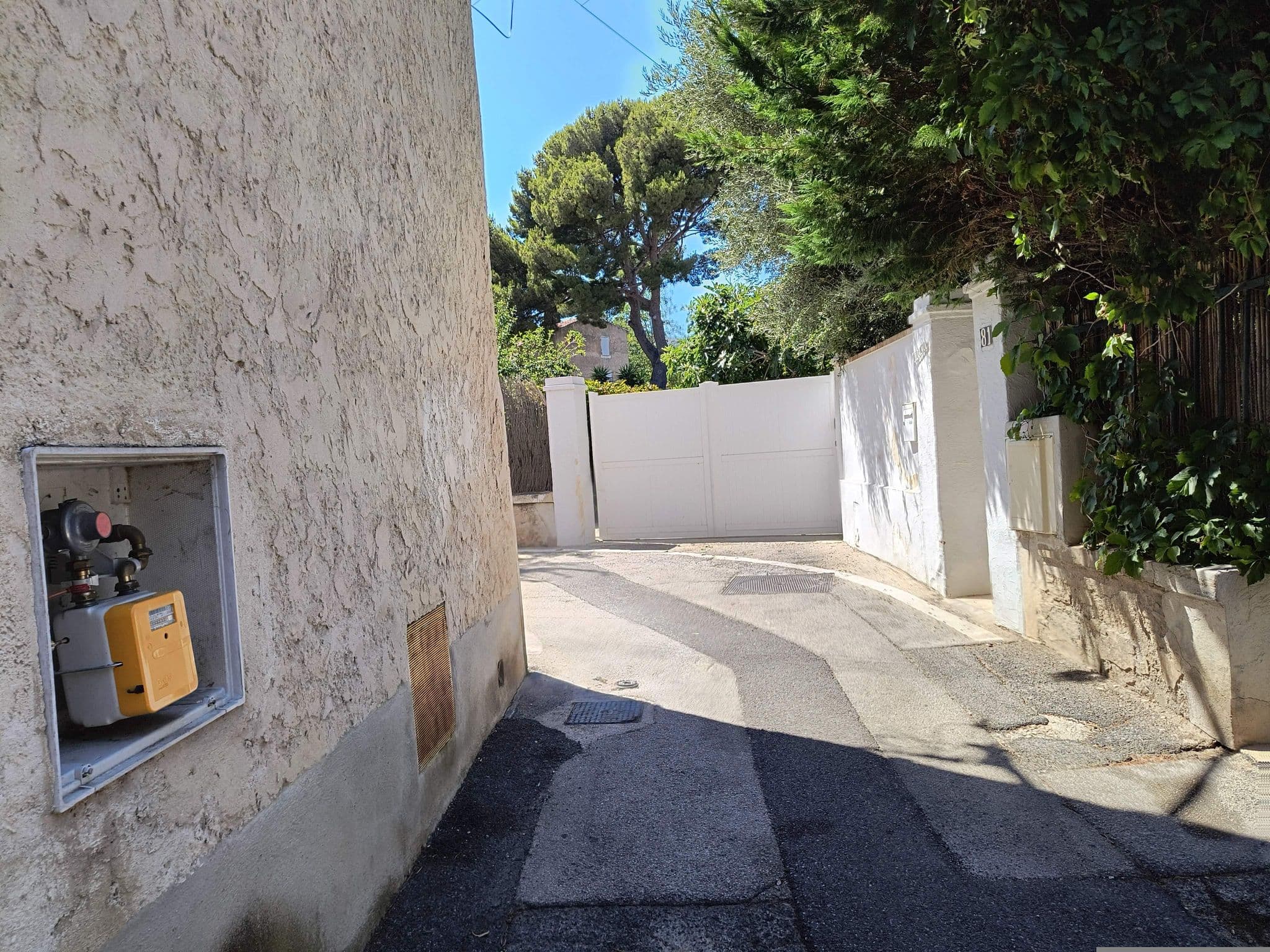 Street view near Osez Adélaïde, La Ciotat — © mapeadora (CC BY-SA · Mapillary)